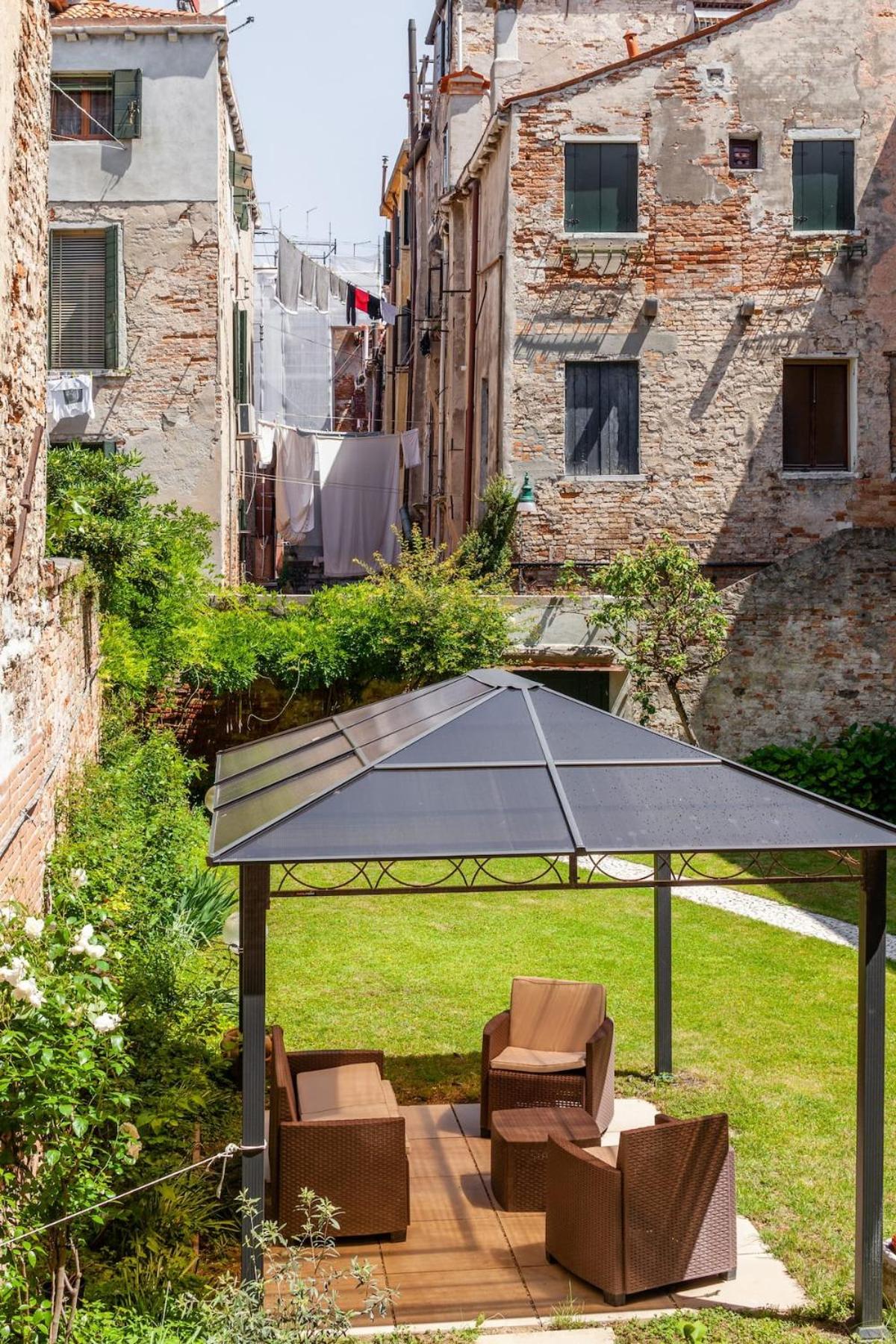 Apartment with Terrace photo 3