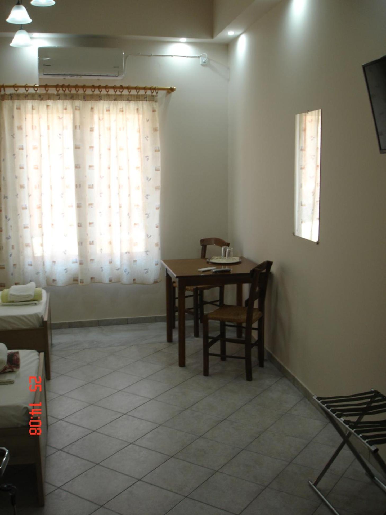 Double or Twin Room with Private Bathroom - Photo 4