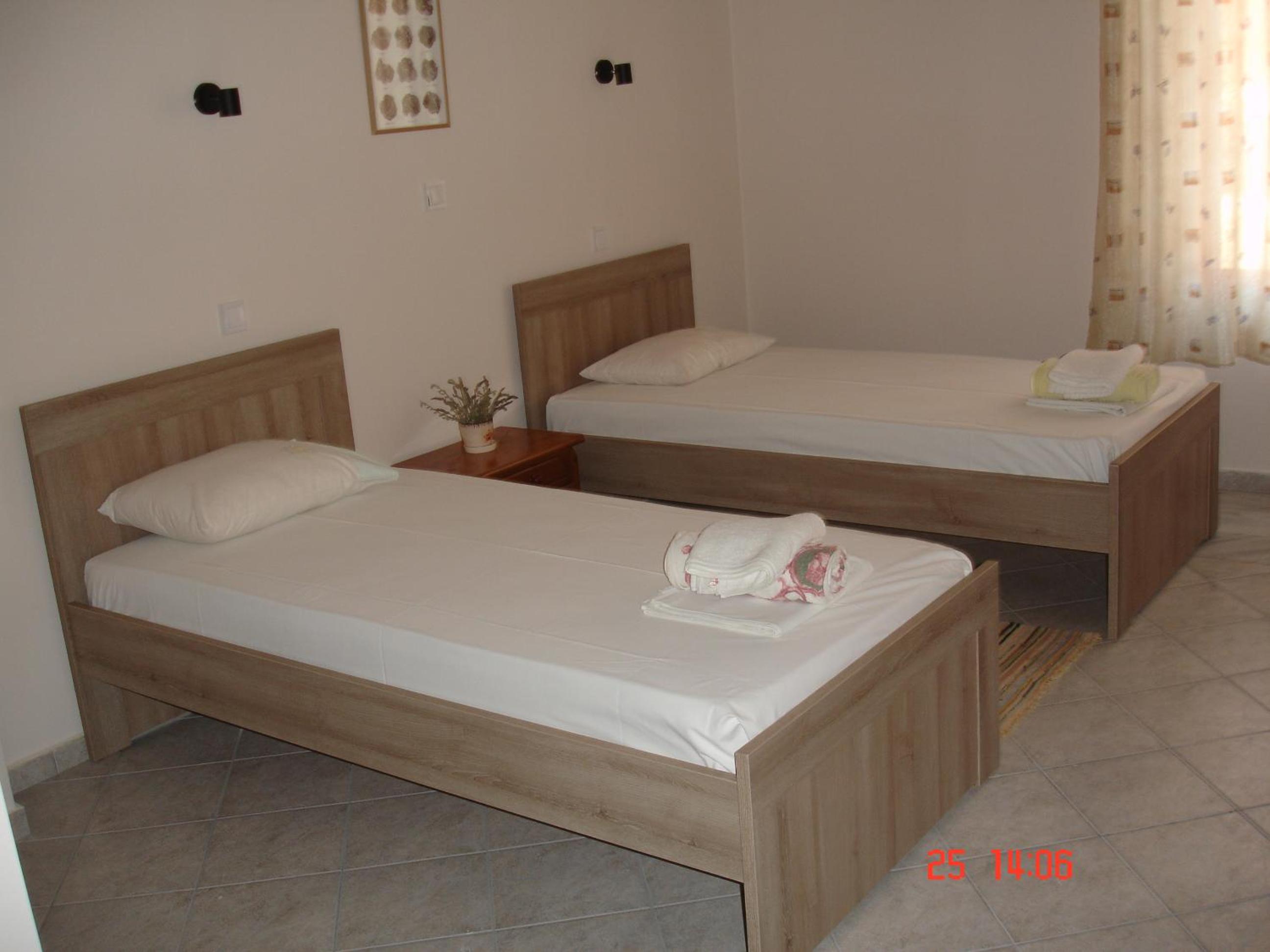 Double or Twin Room with Private Bathroom - Photo 6
