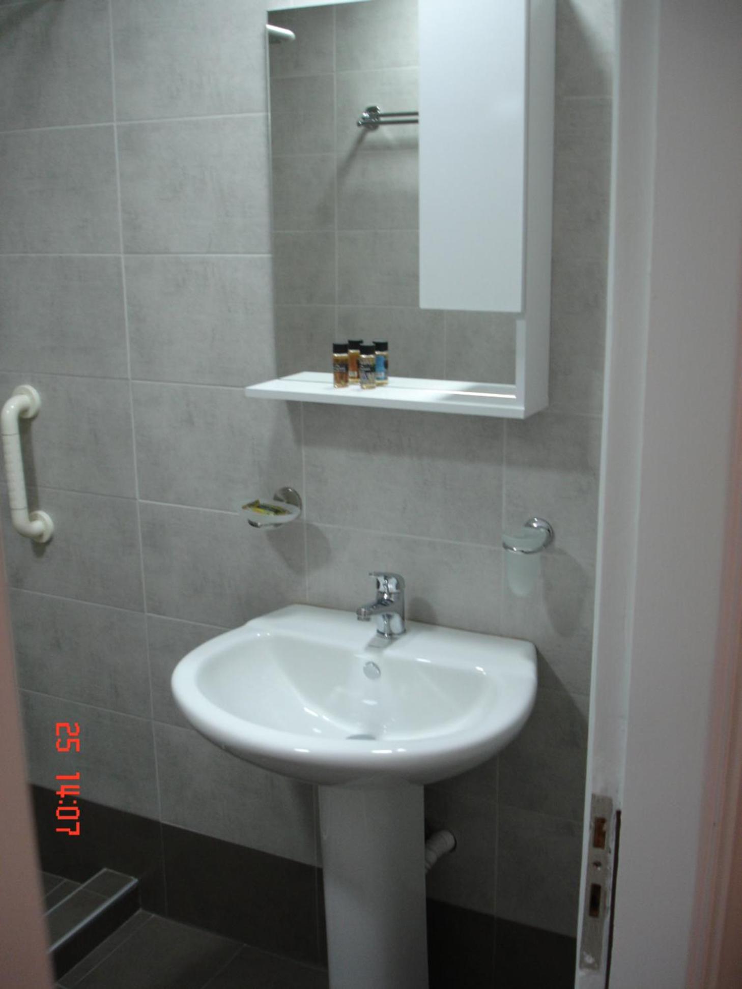 Double or Twin Room with Private Bathroom - Photo 5