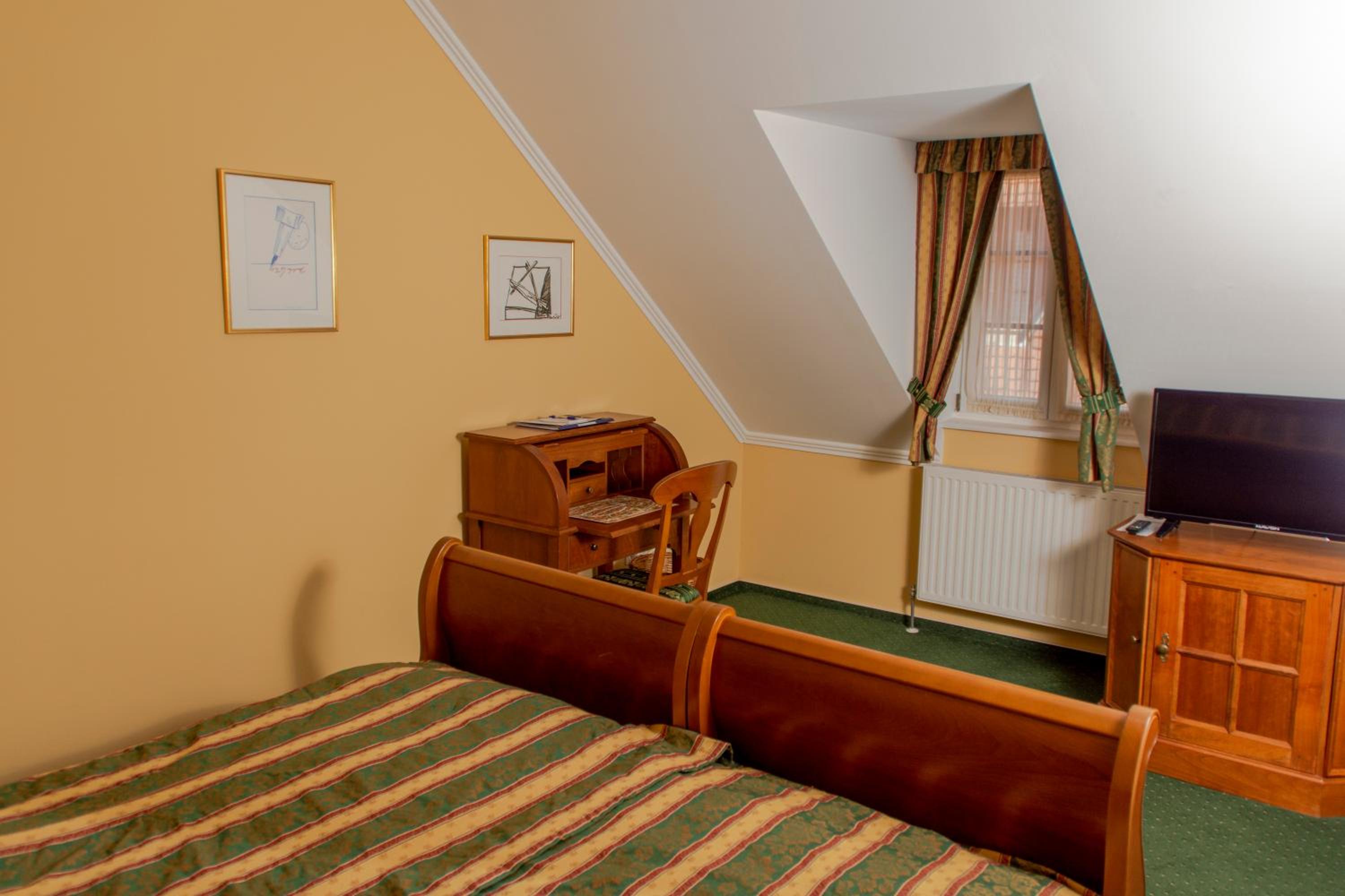 Double or Twin Room - Photo 5