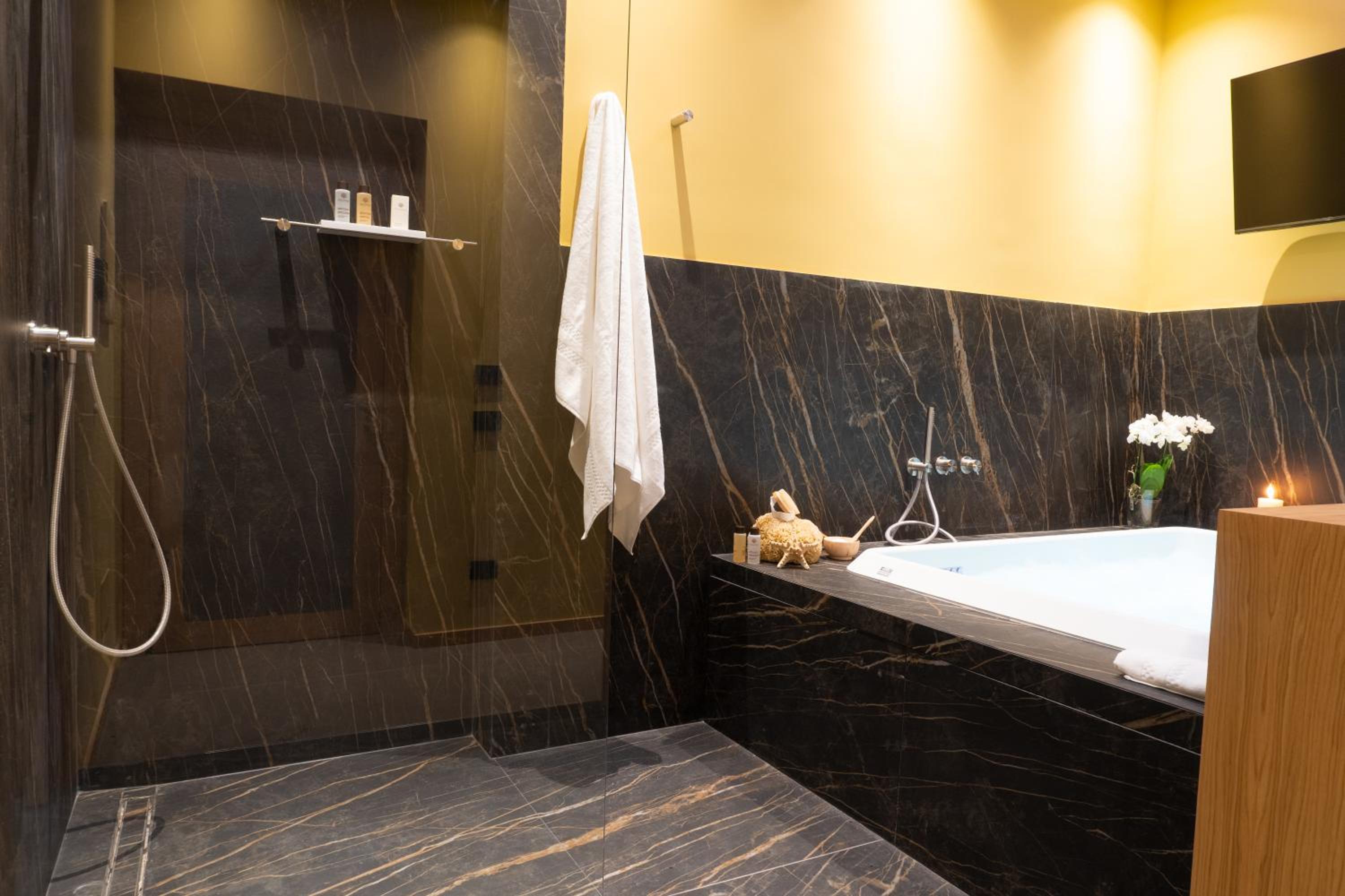 King Room with Spa Bath - Photo 15