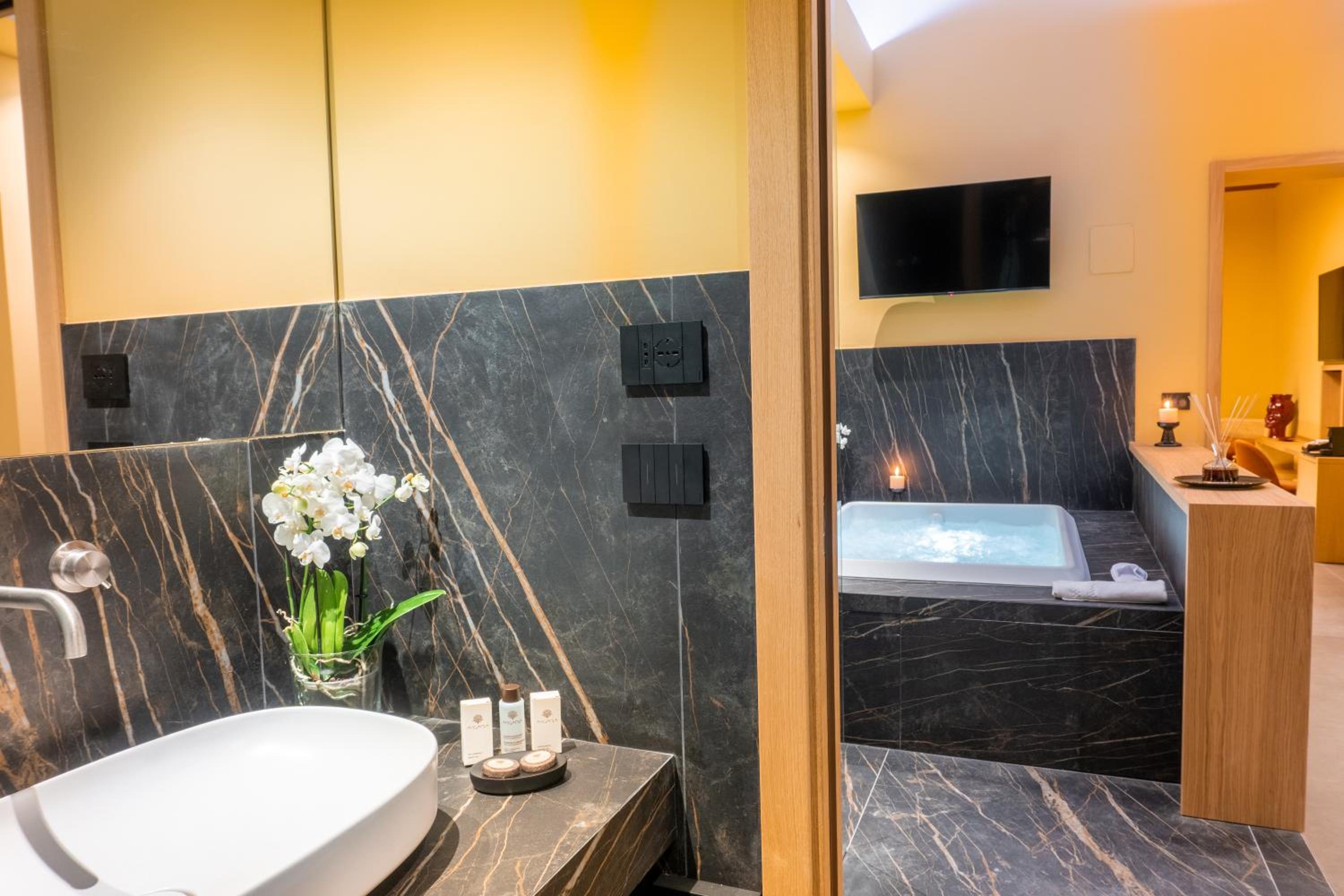 King Room with Spa Bath - Photo 10