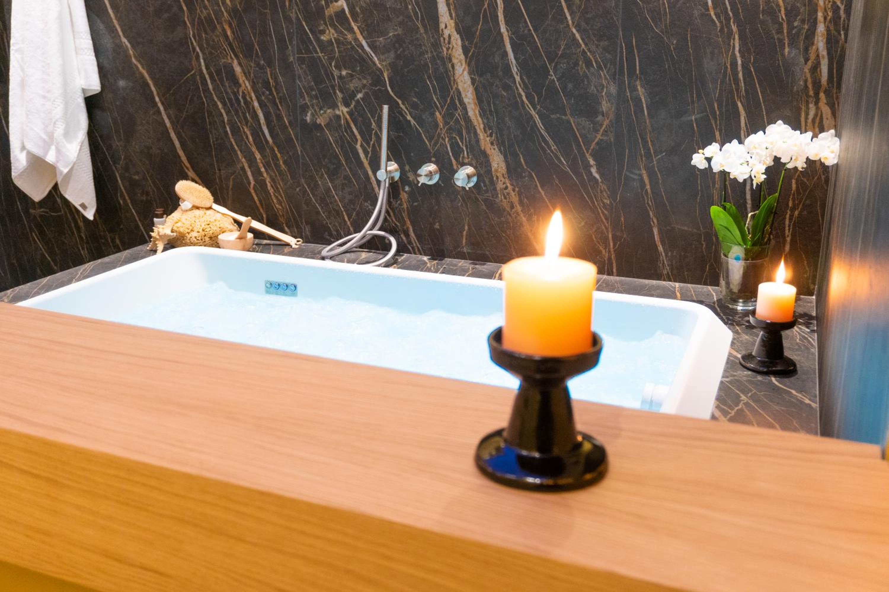 King Room with Spa Bath - Photo 16