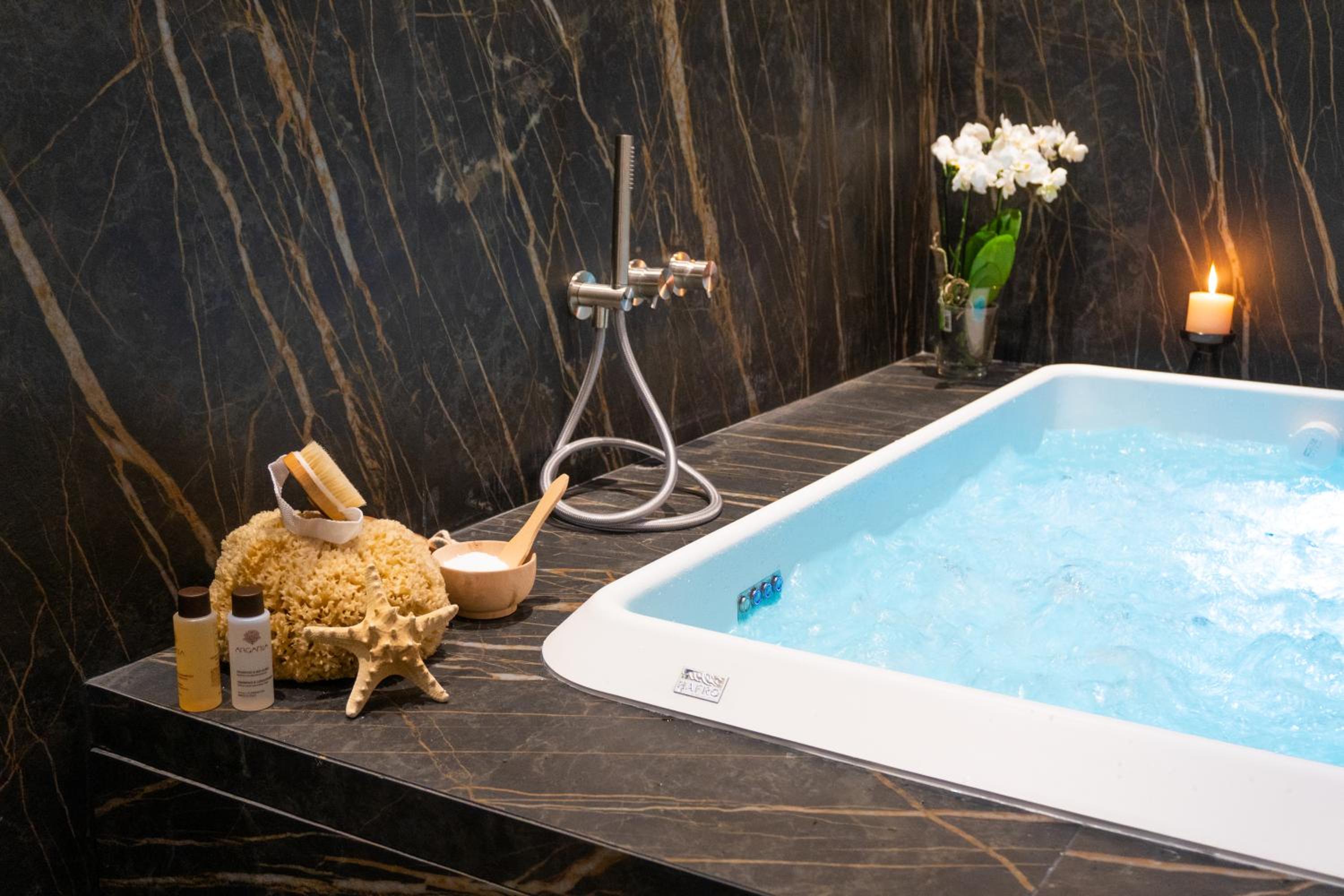 King Room with Spa Bath - Photo 18