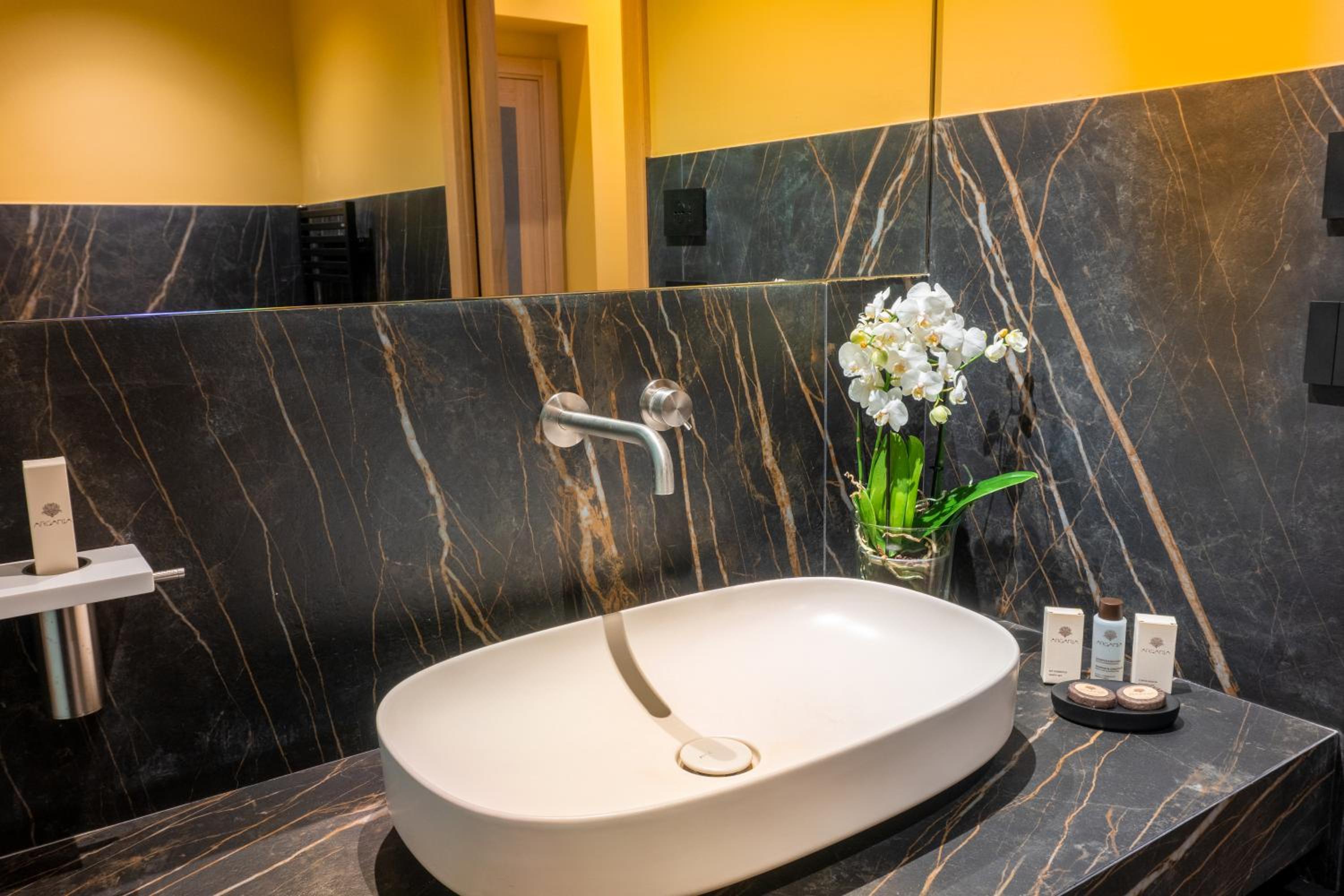 King Room with Spa Bath - Photo 2