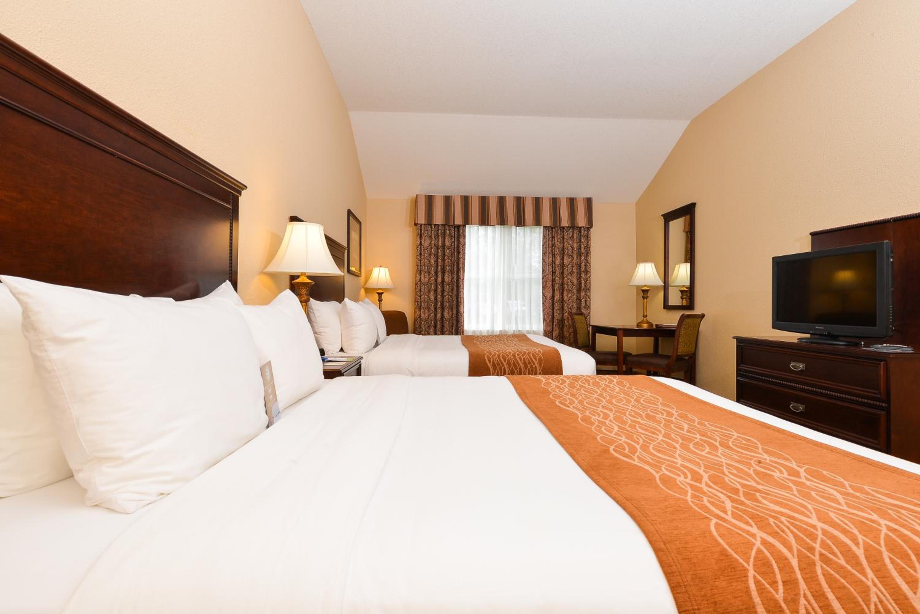 Queen Room with Two Queen Beds - Non-Smoking - Photo 4