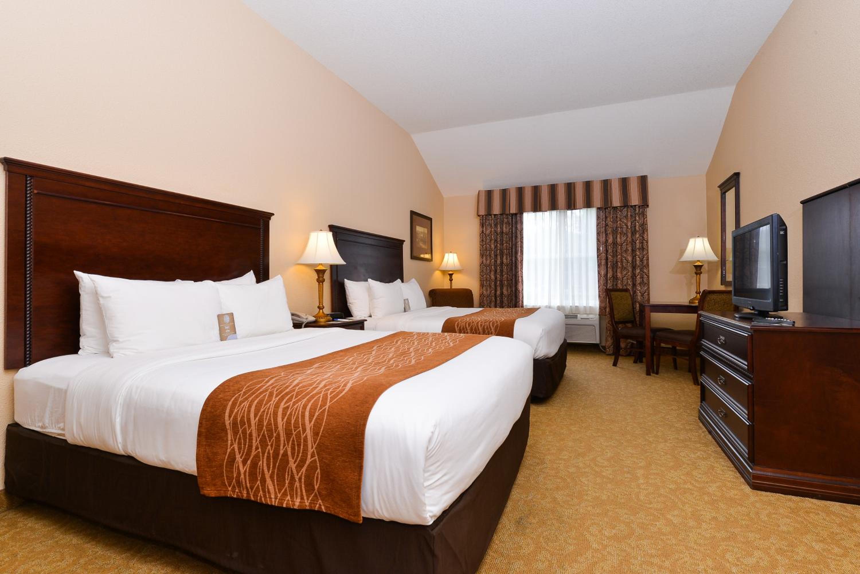 Queen Room with Two Queen Beds - Non-Smoking - Photo 1