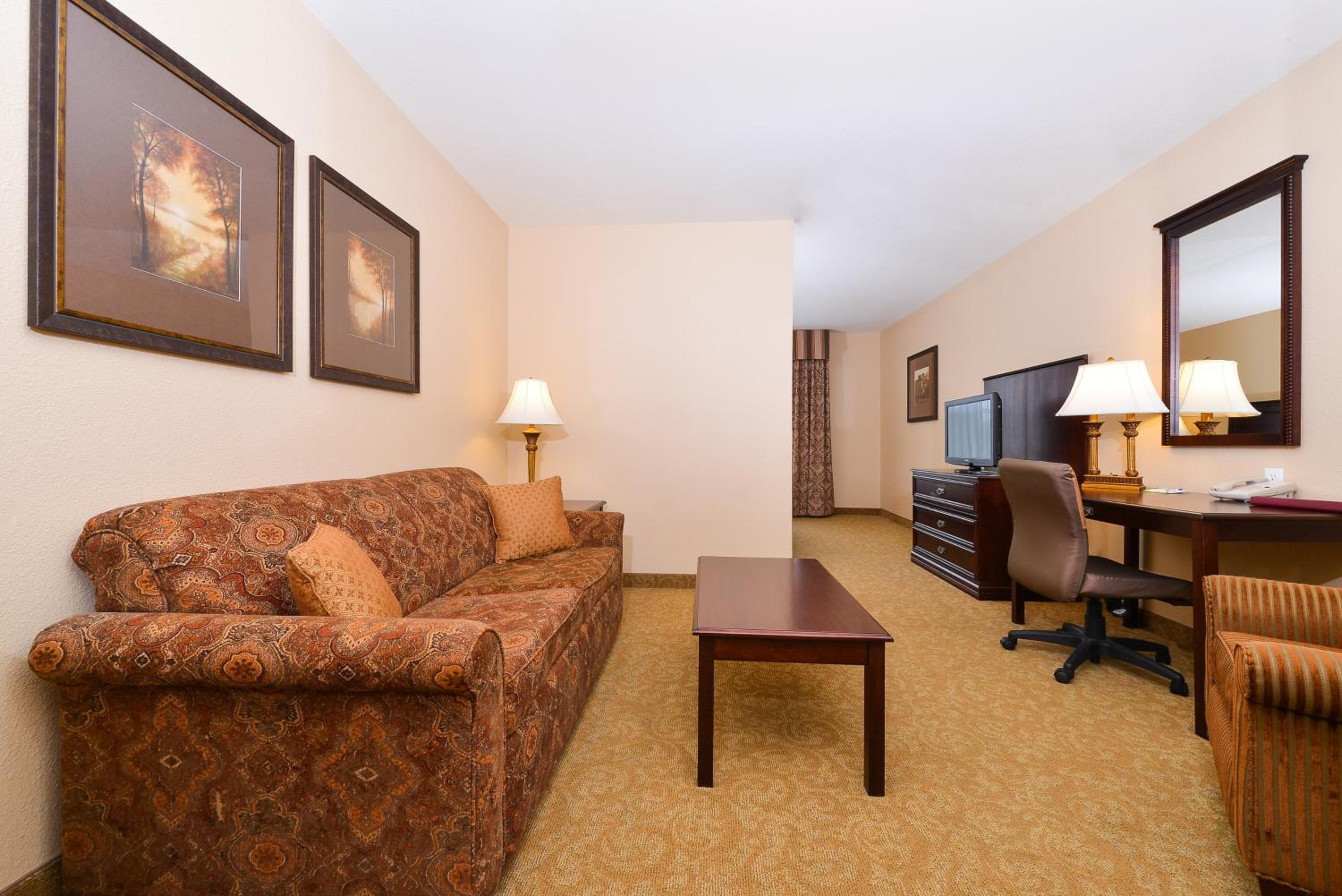 King Suite - Non-Smoking - Photo 7