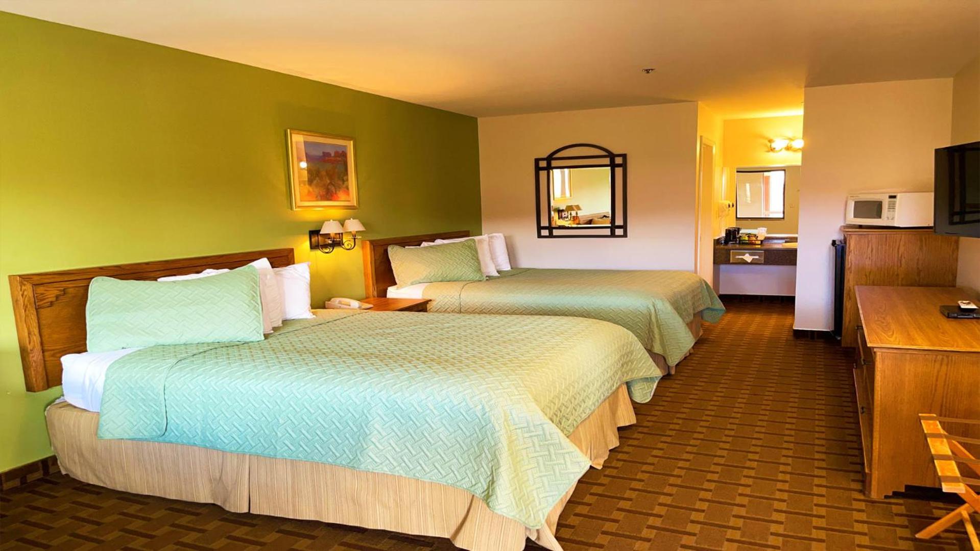 Queen Room with Two Queen Beds - Photo 3