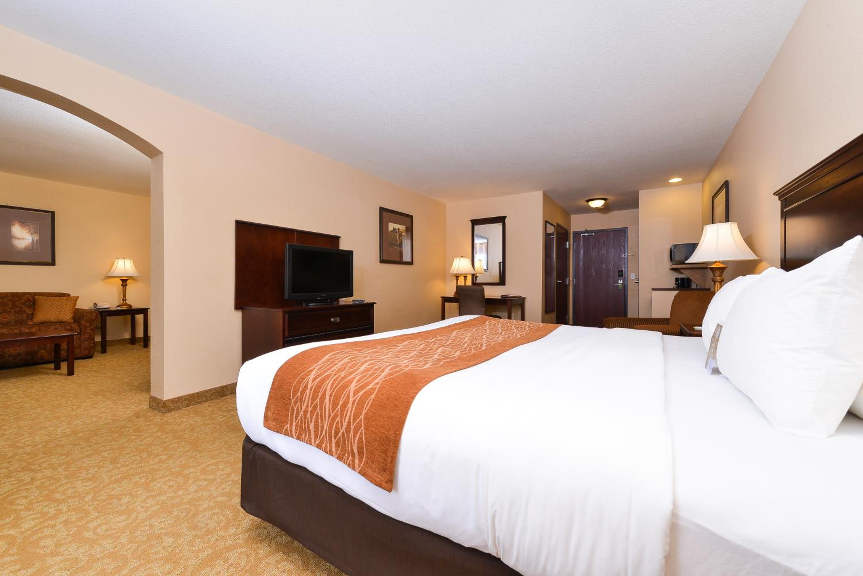 King Suite - Non-Smoking - Photo 6
