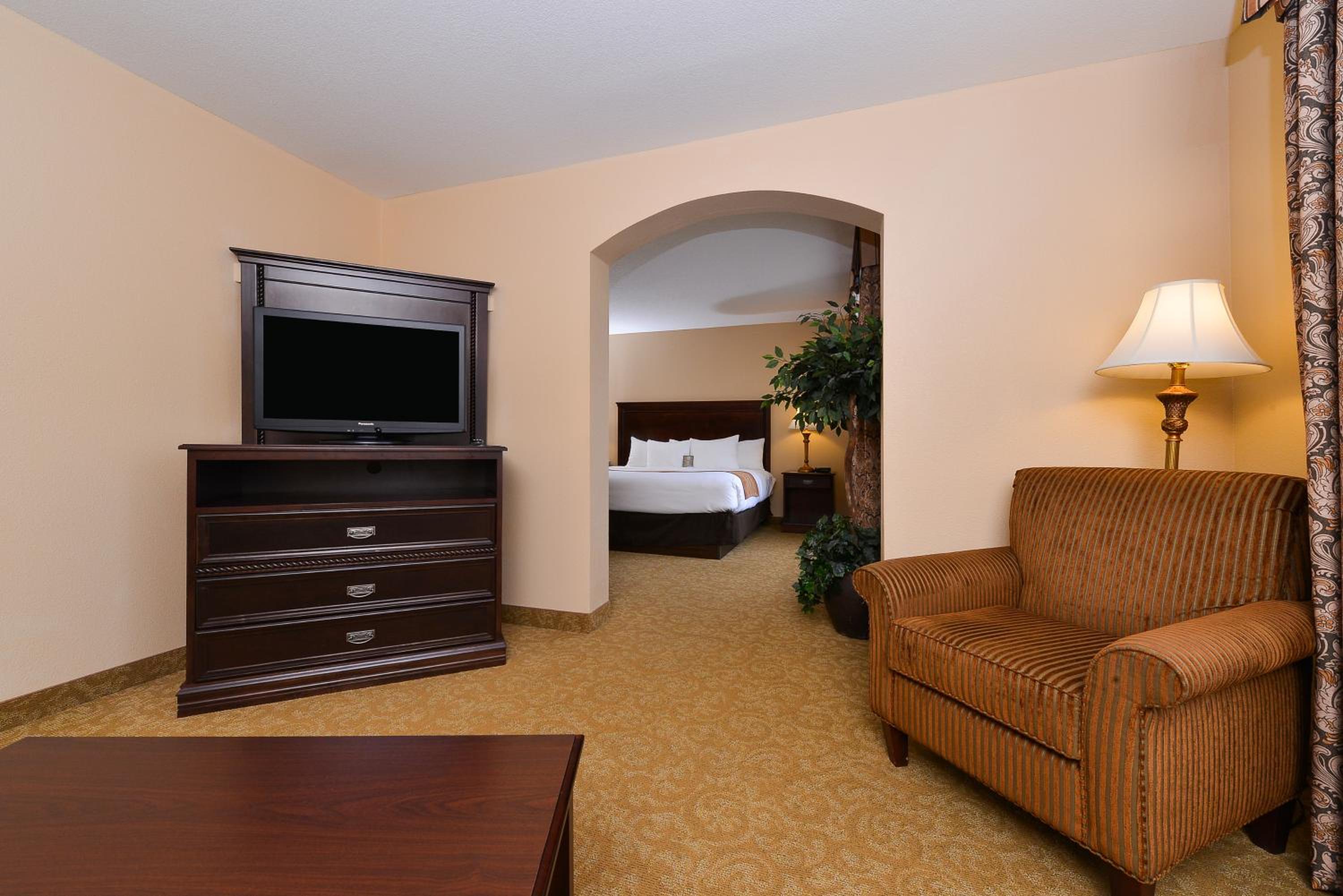King Suite - Non-Smoking - Photo 5