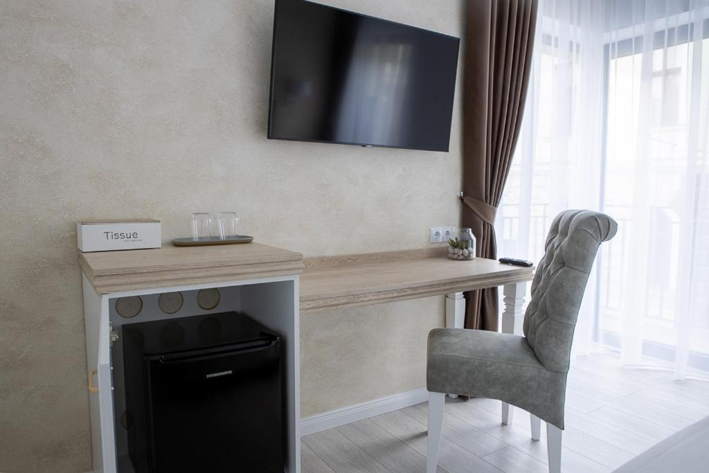 Deluxe Double Room with Balcony - Photo 3
