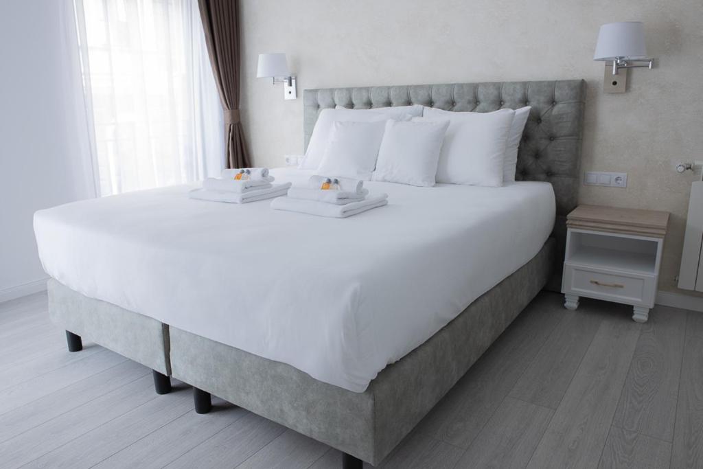 Deluxe Double Room with Balcony - Photo 14
