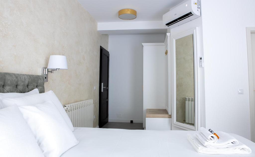 Deluxe Double Room with Balcony - Photo 16