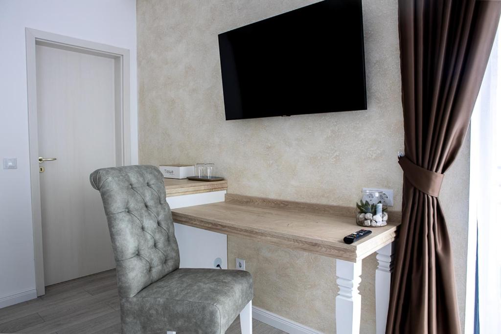 Deluxe Double Room with Balcony - Photo 4