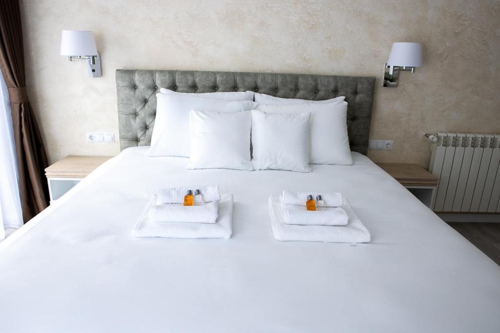 Deluxe Double Room with Balcony - Photo 15