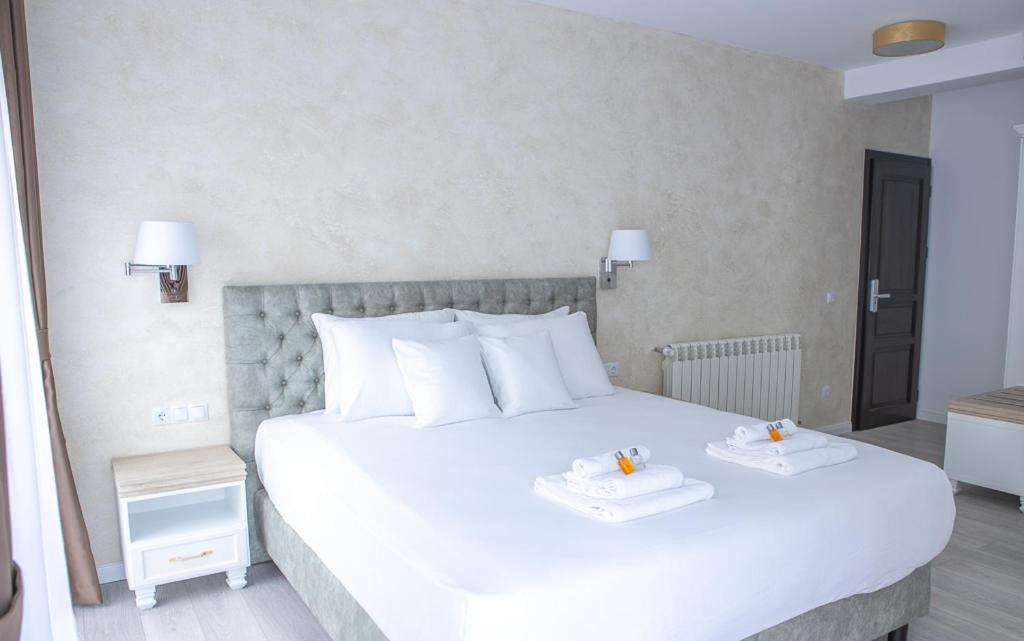 Deluxe Double Room with Balcony - Photo 13