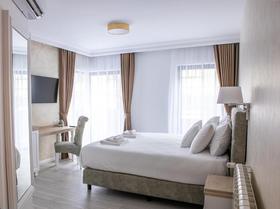 Deluxe Double Room with Balcony - Photo 12