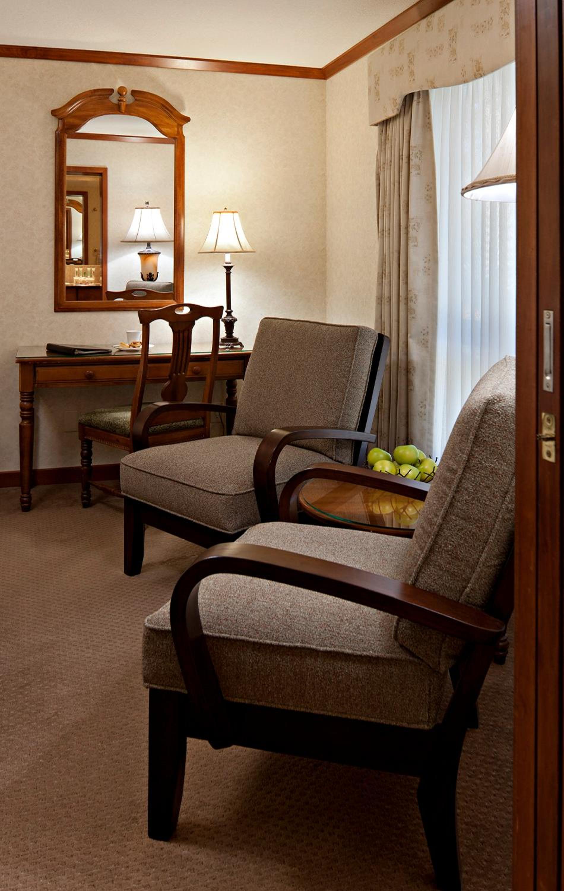 Deluxe Room with Two Queen Beds - Photo 5