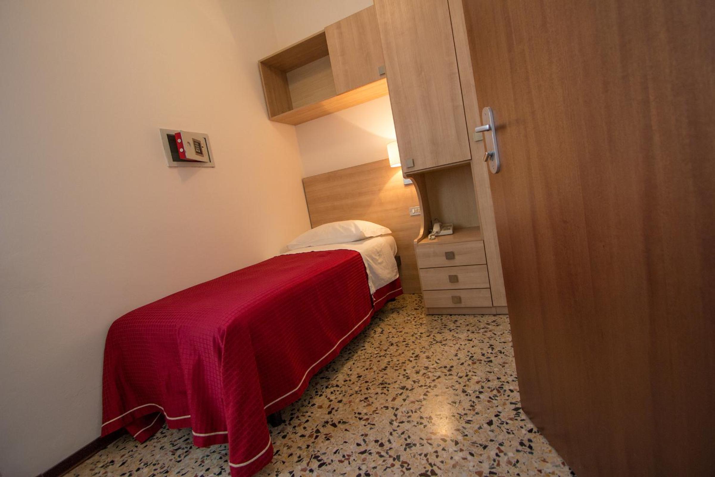 Large Single Room photo 1