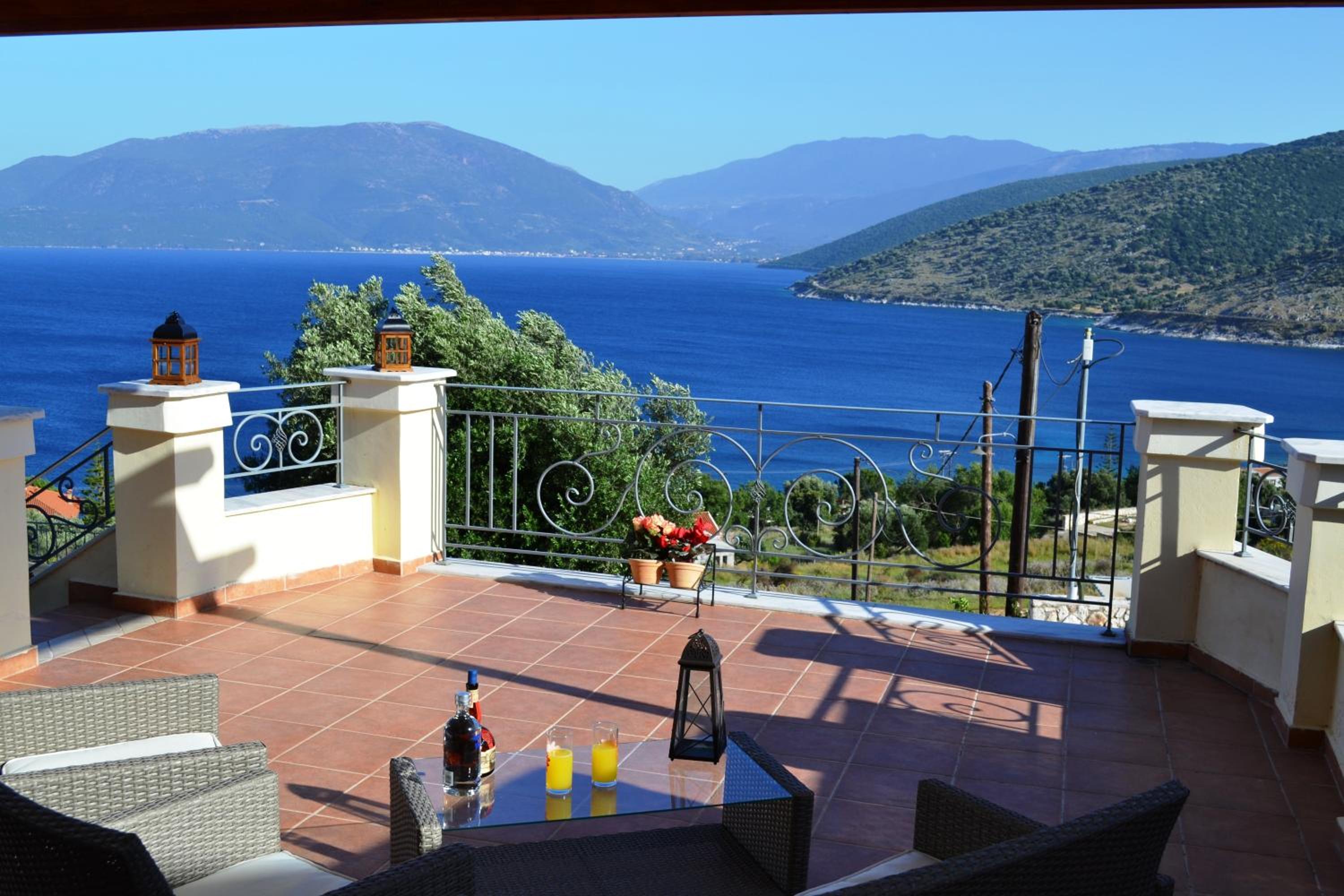 Three-Bedroom Apartment with Sea View photo 2