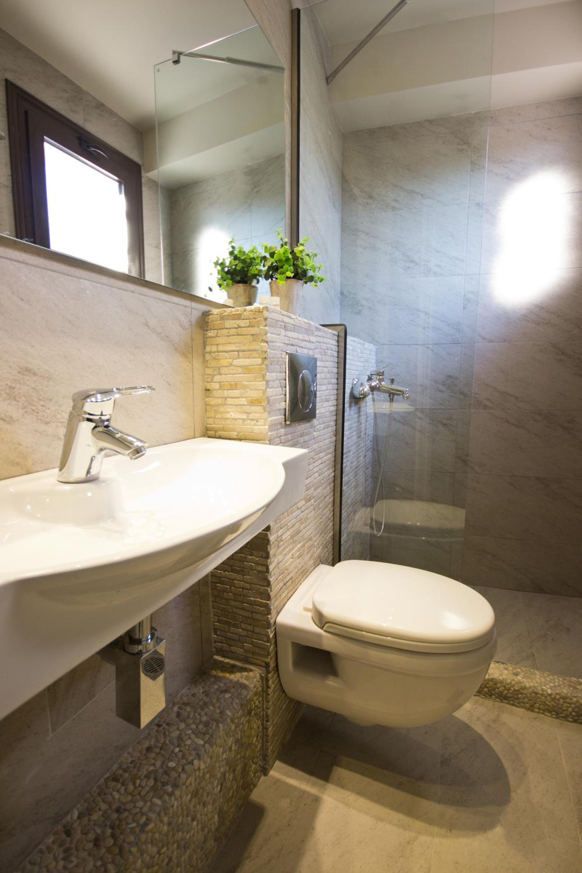 Double or Twin Room with Balcony - Photo 4