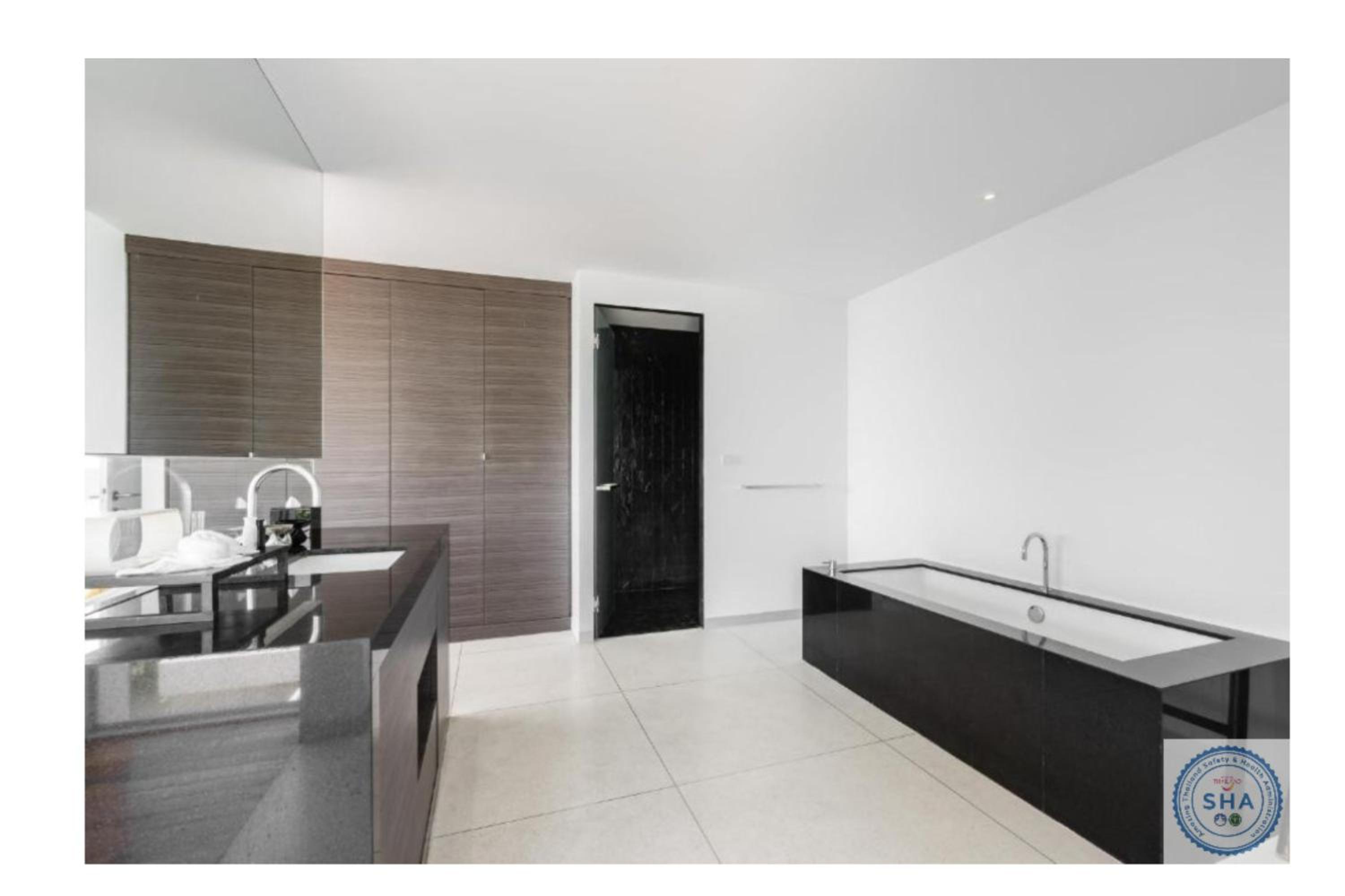 Three-Bedroom Suite - Photo 10