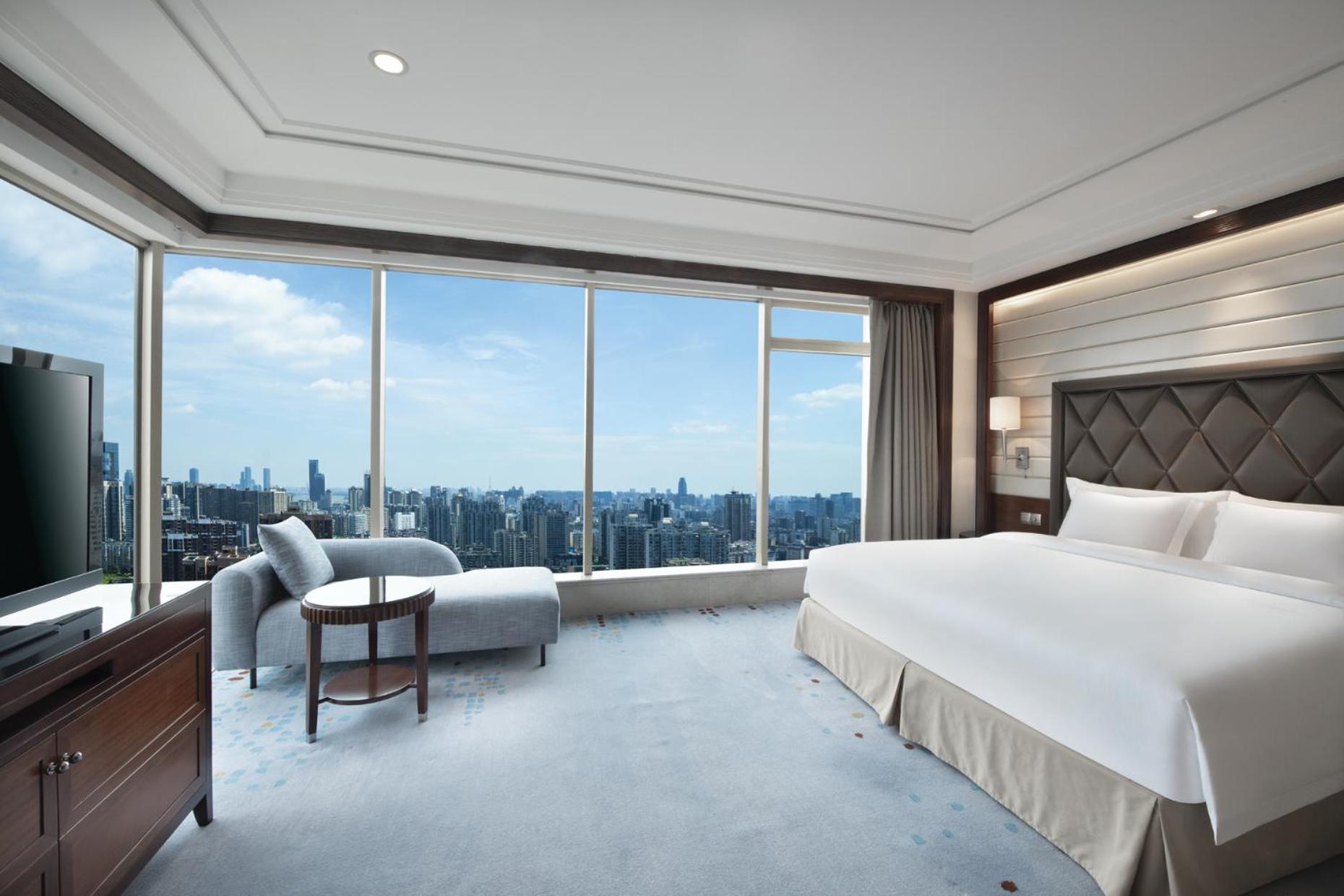 One-Bedroom Suite with City View - Photo 3