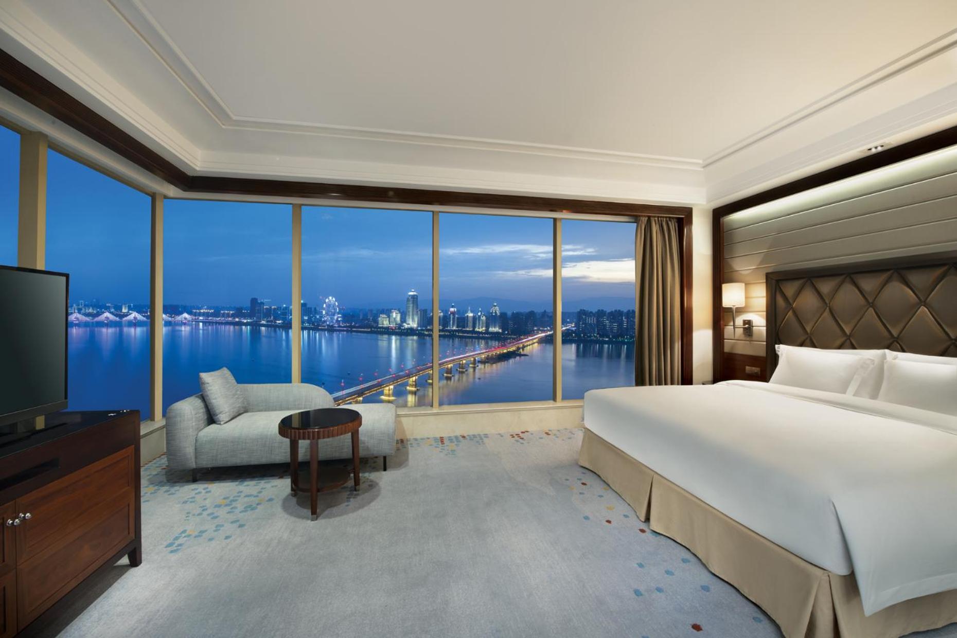 One-Bedroom Suite with River View - Photo 5