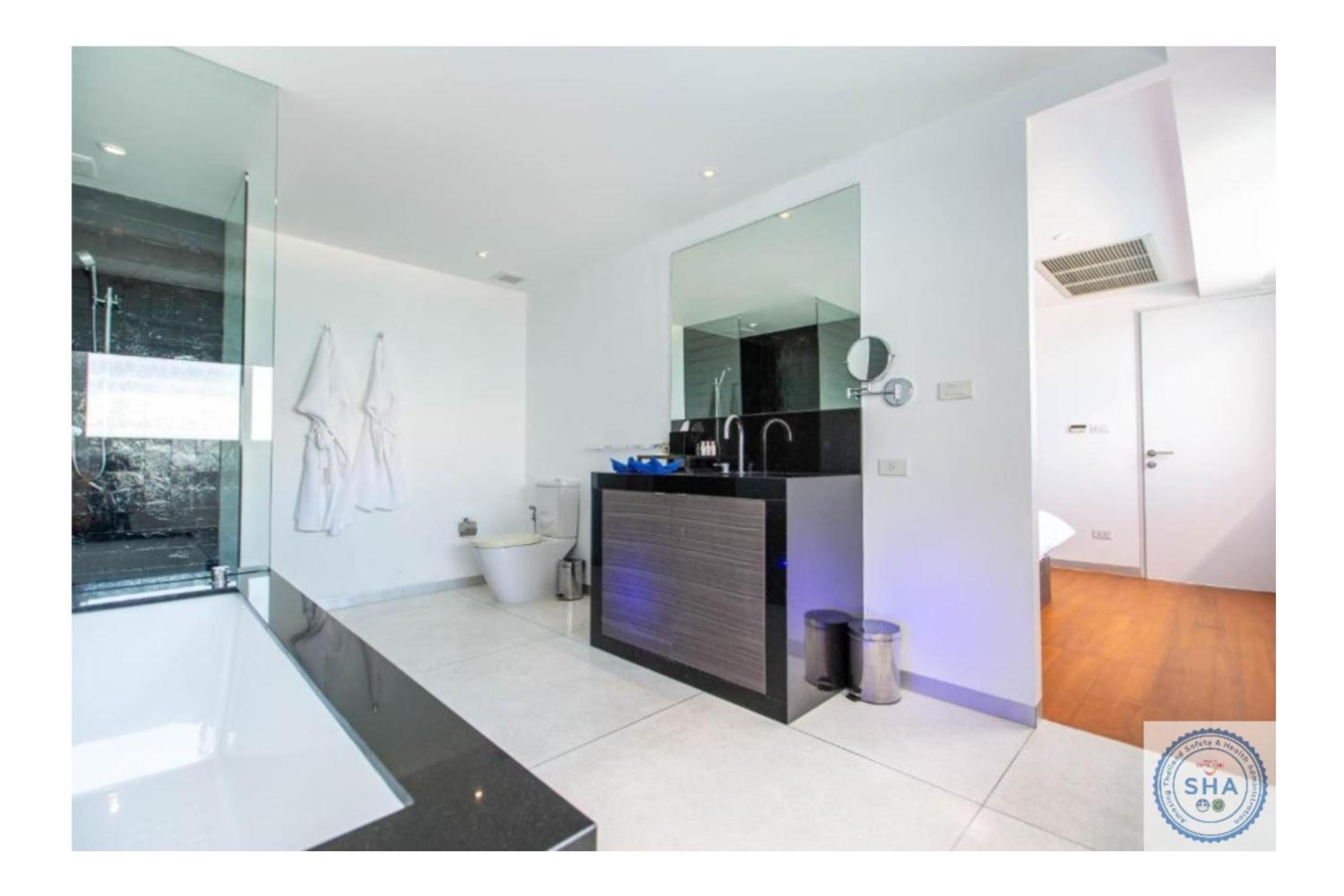 Superior Suite with Sea View - Photo 17