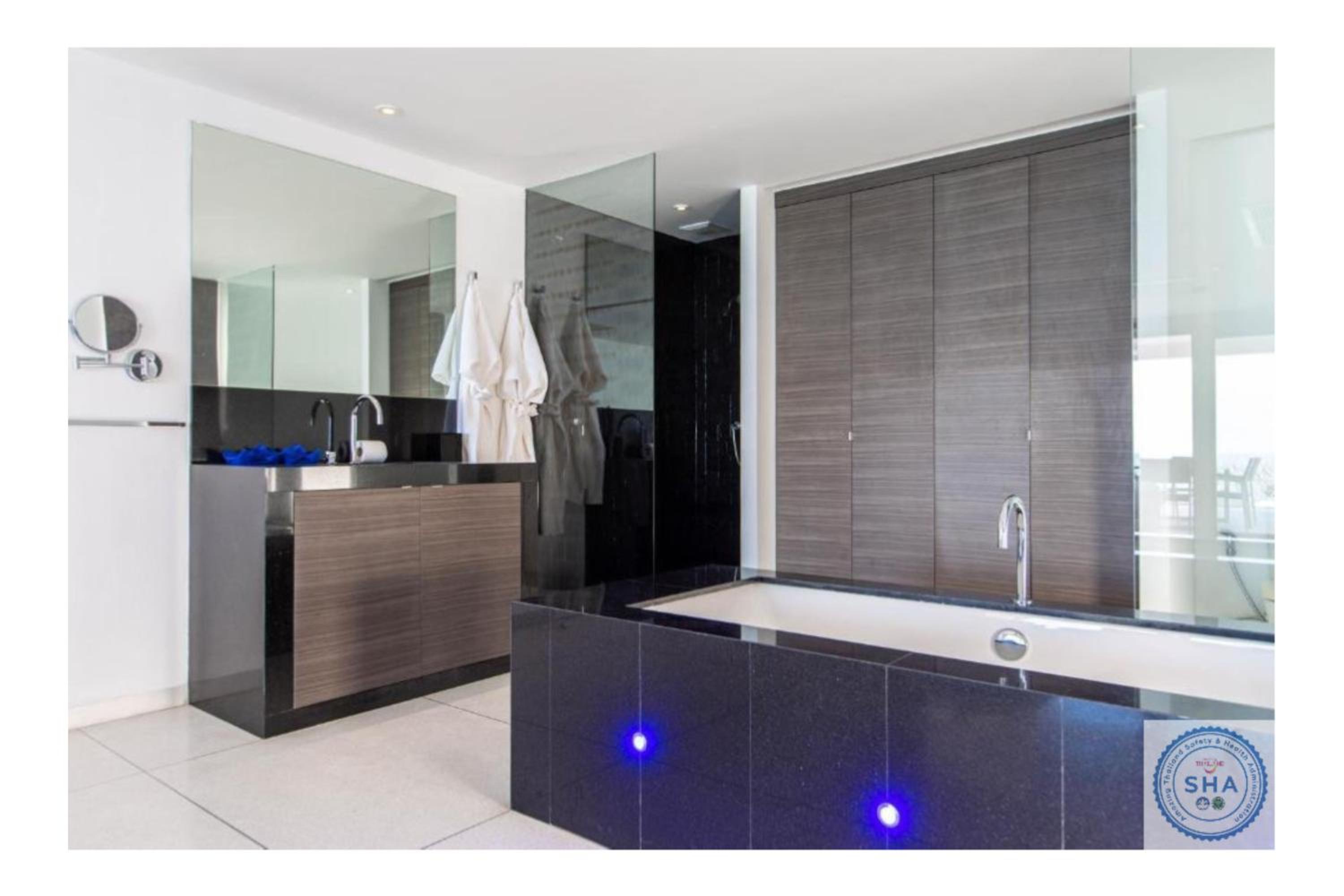 Superior Suite with Sea View - Photo 14