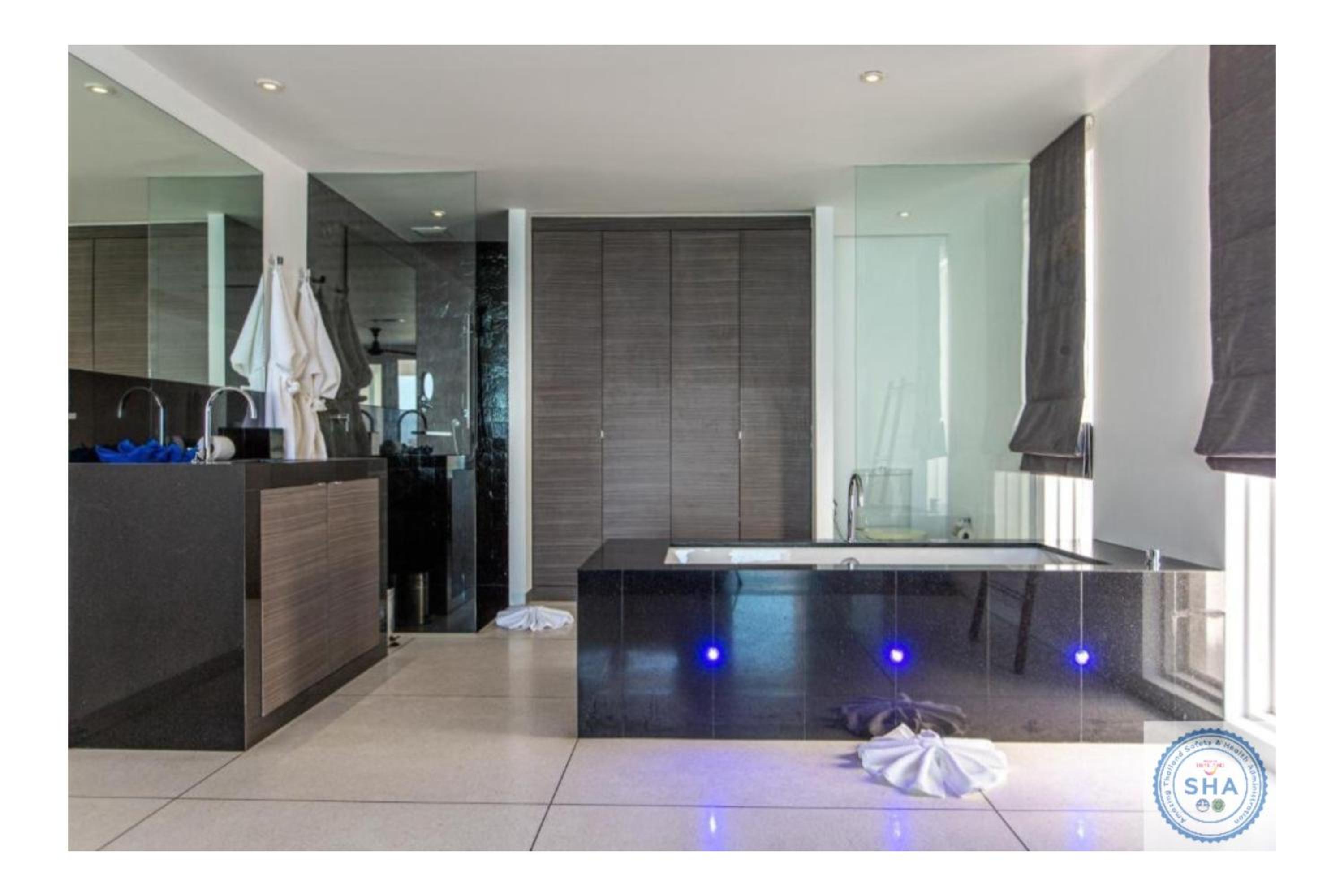 Superior Suite with Sea View - Photo 13