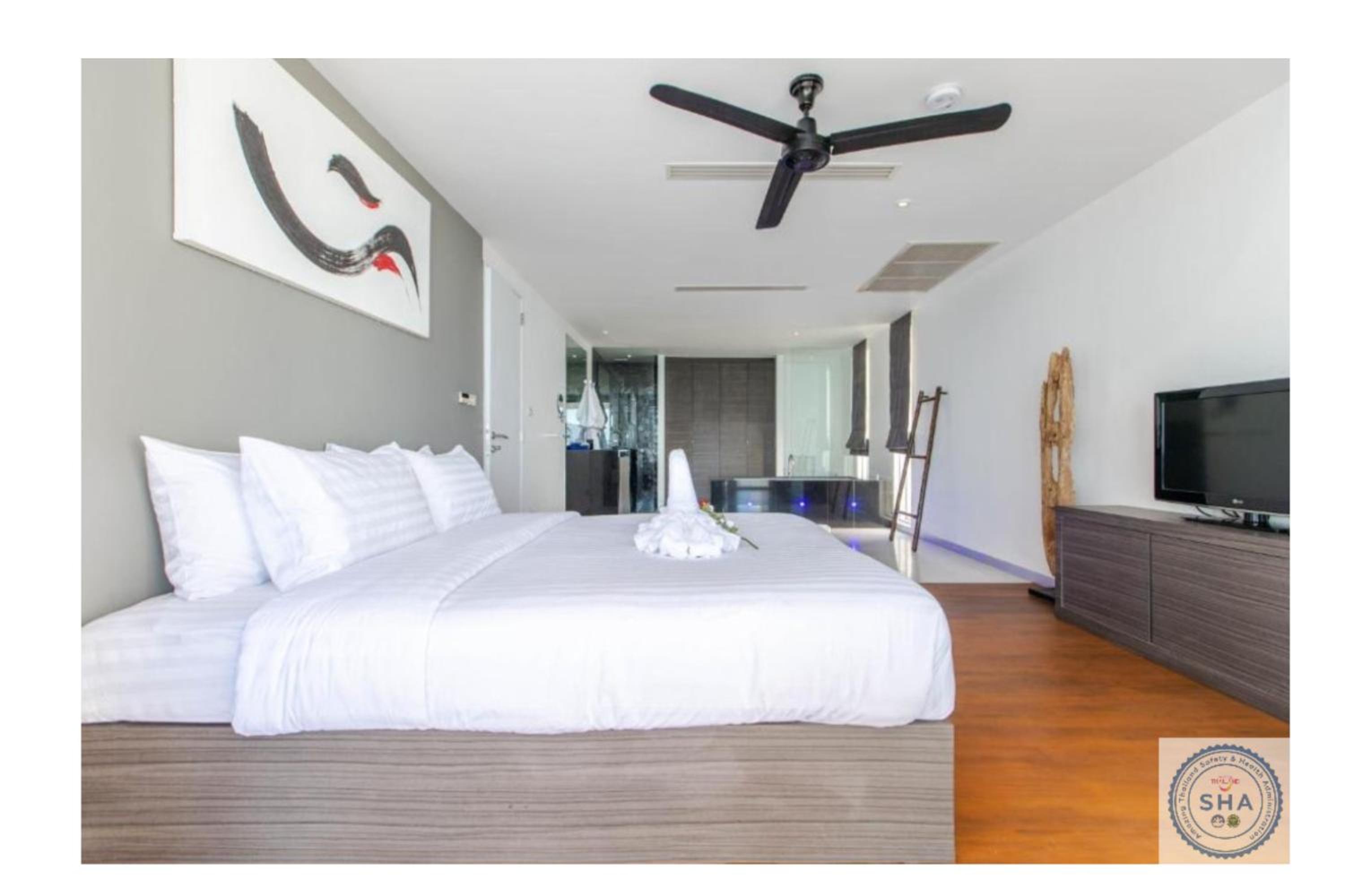 Superior Suite with Sea View - Photo 11