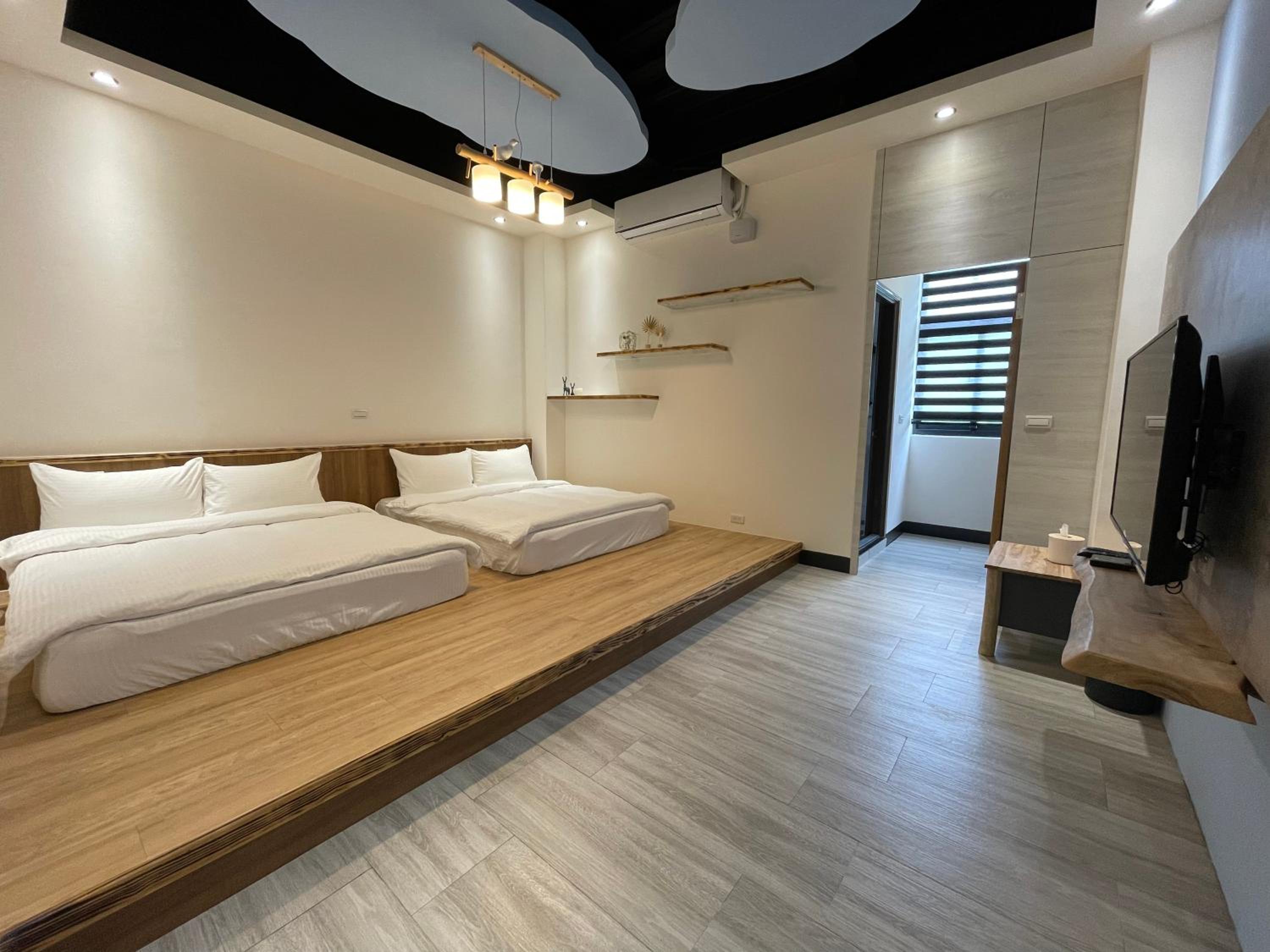 Quadruple Room with Private Bathroom photo 3