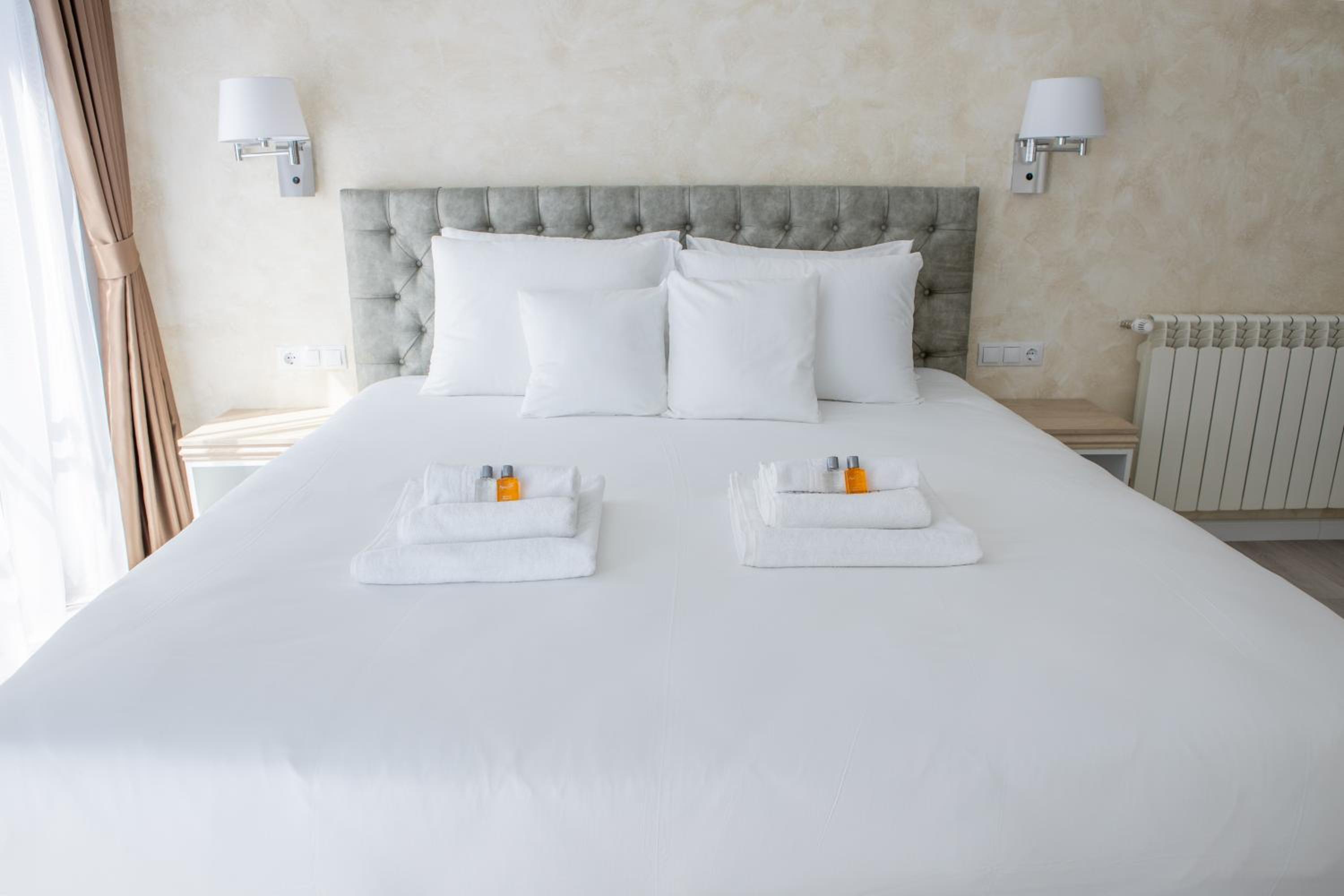 Deluxe King Room - Photo 5