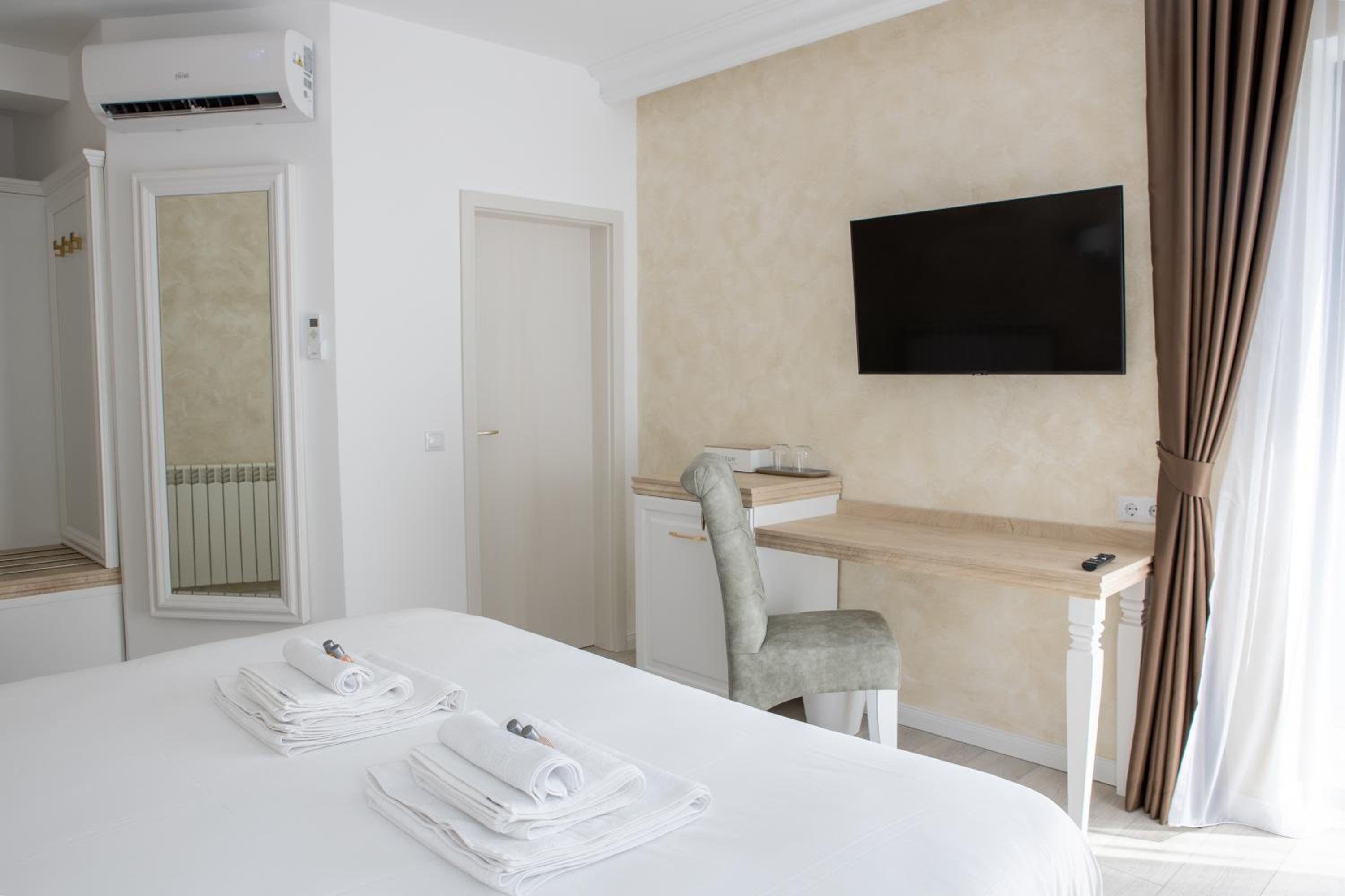Deluxe King Room - Photo 9