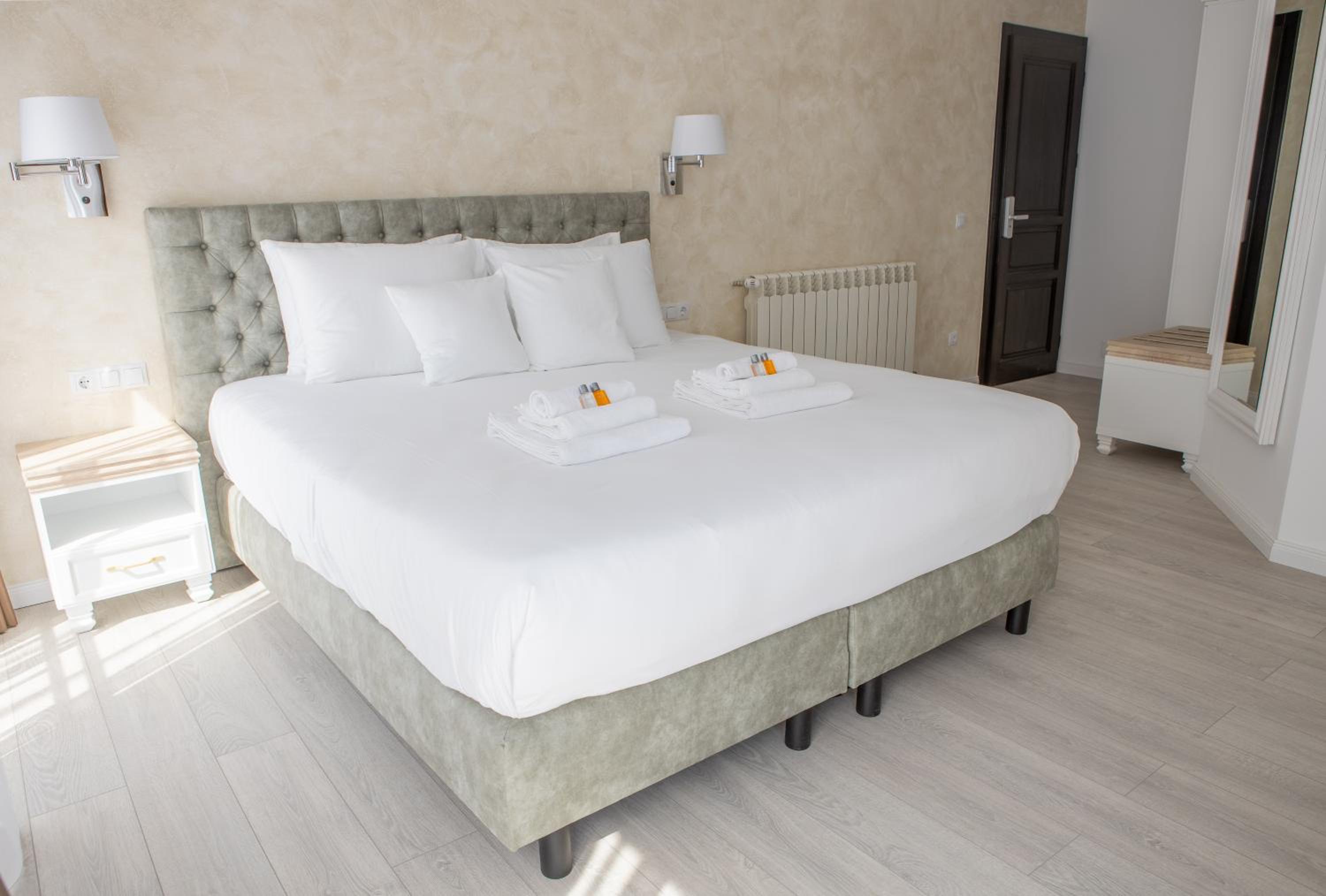 Deluxe King Room - Photo 4
