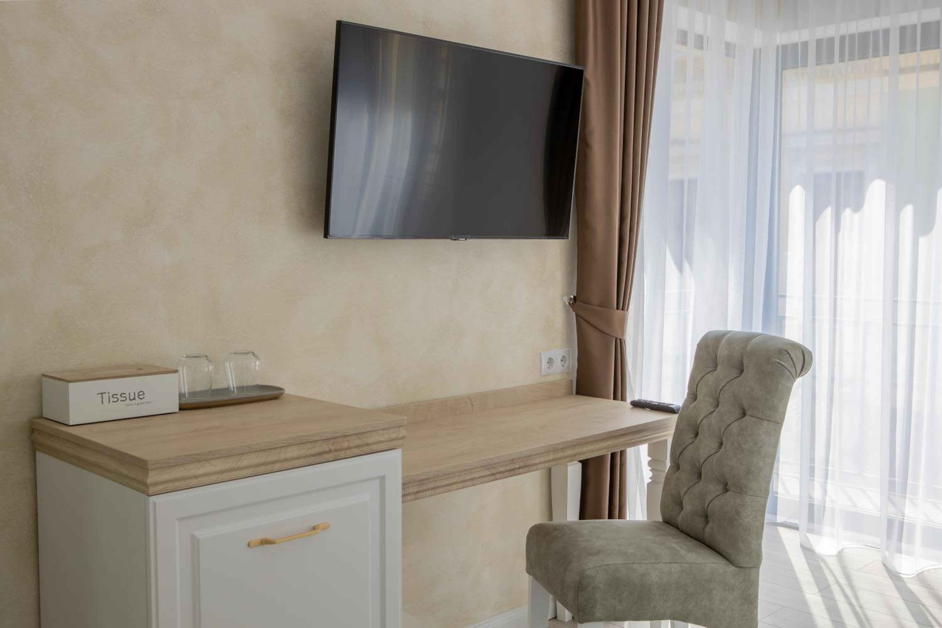 Deluxe King Room - Photo 6