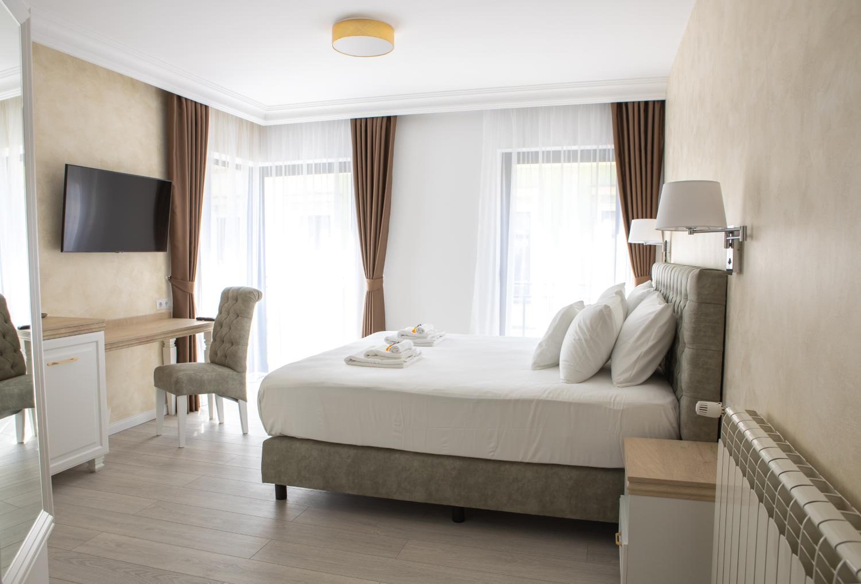 Deluxe King Room - Photo 3