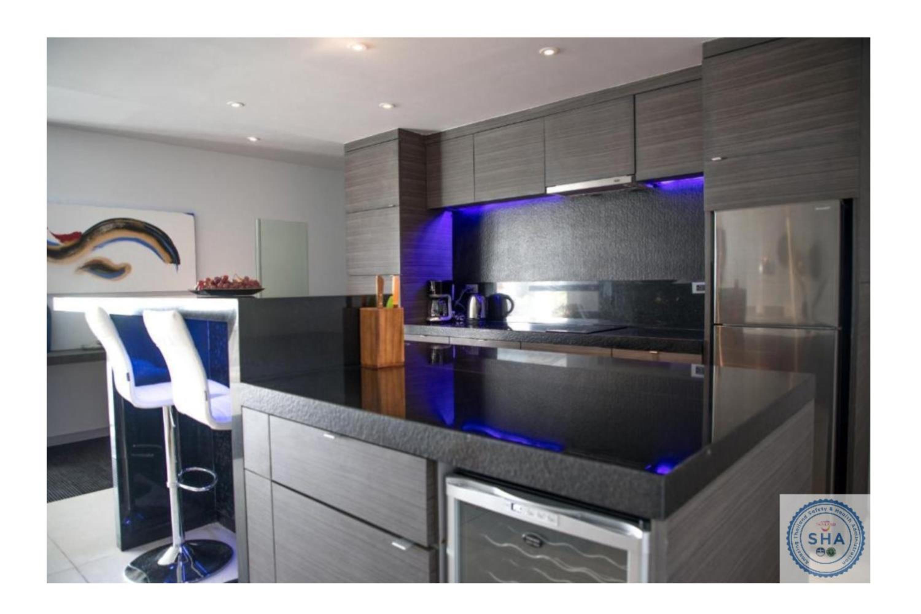 Deluxe Suite with Sea View - Photo 24
