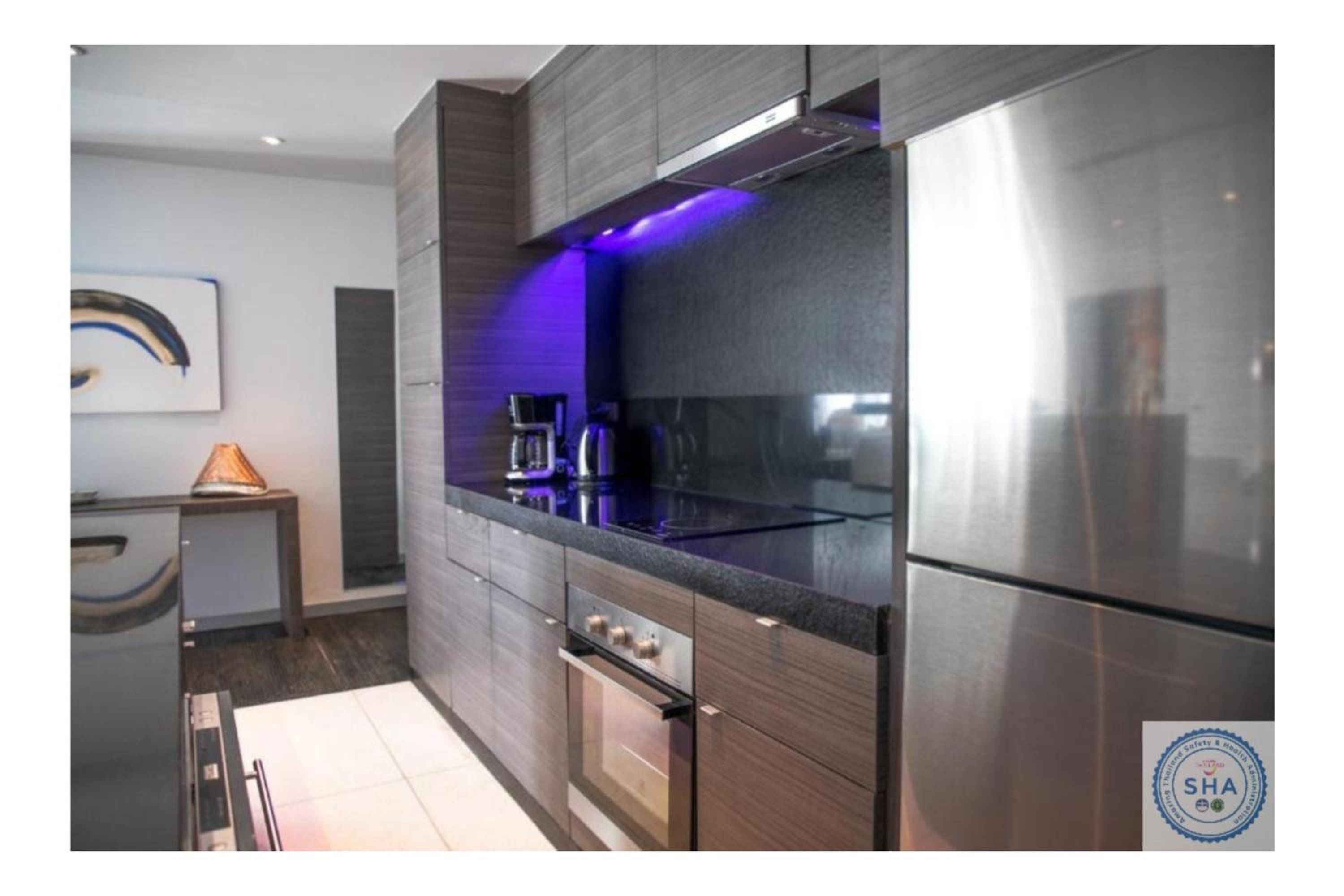 Deluxe Suite with Sea View - Photo 19
