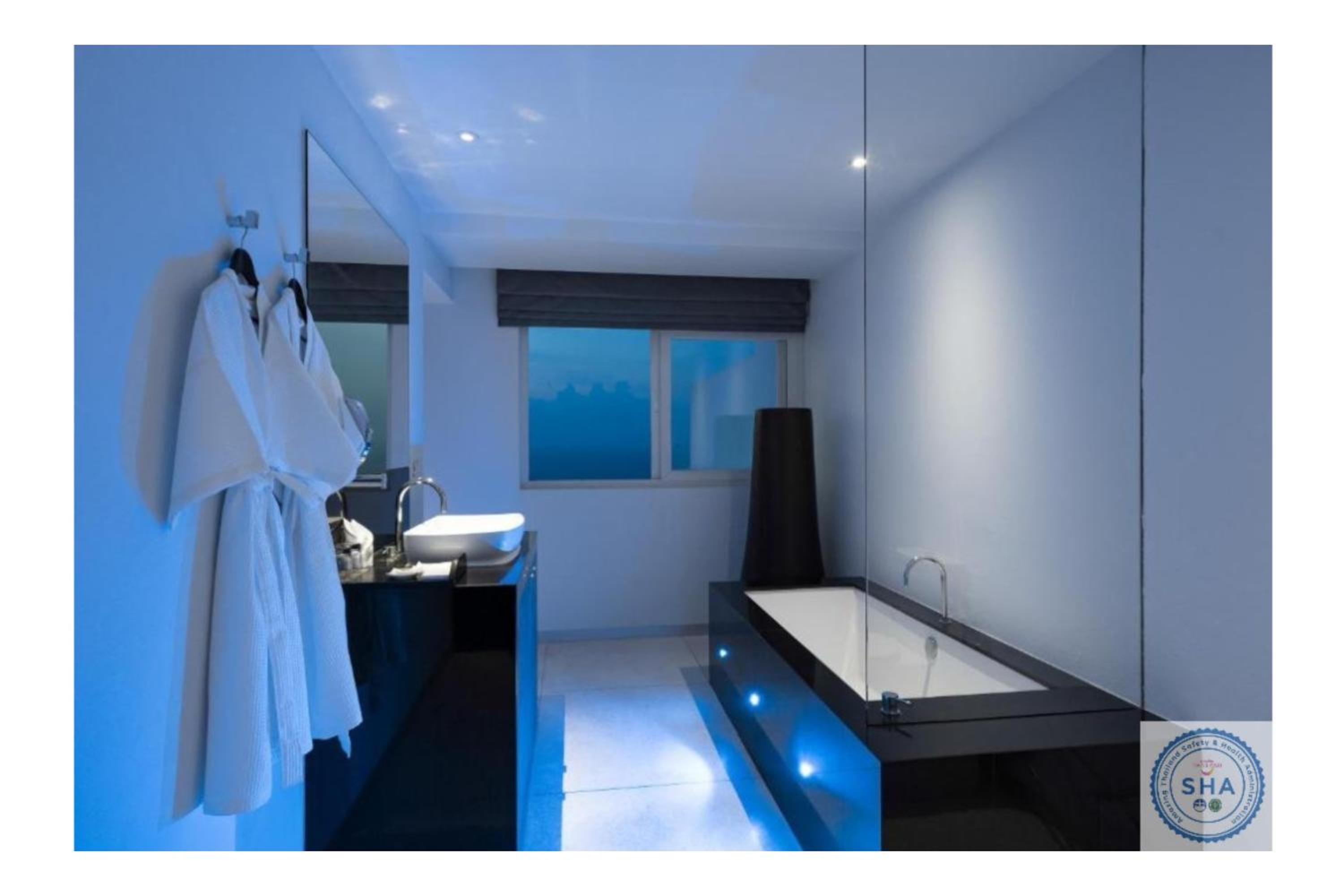 Deluxe Suite with Sea View - Photo 16