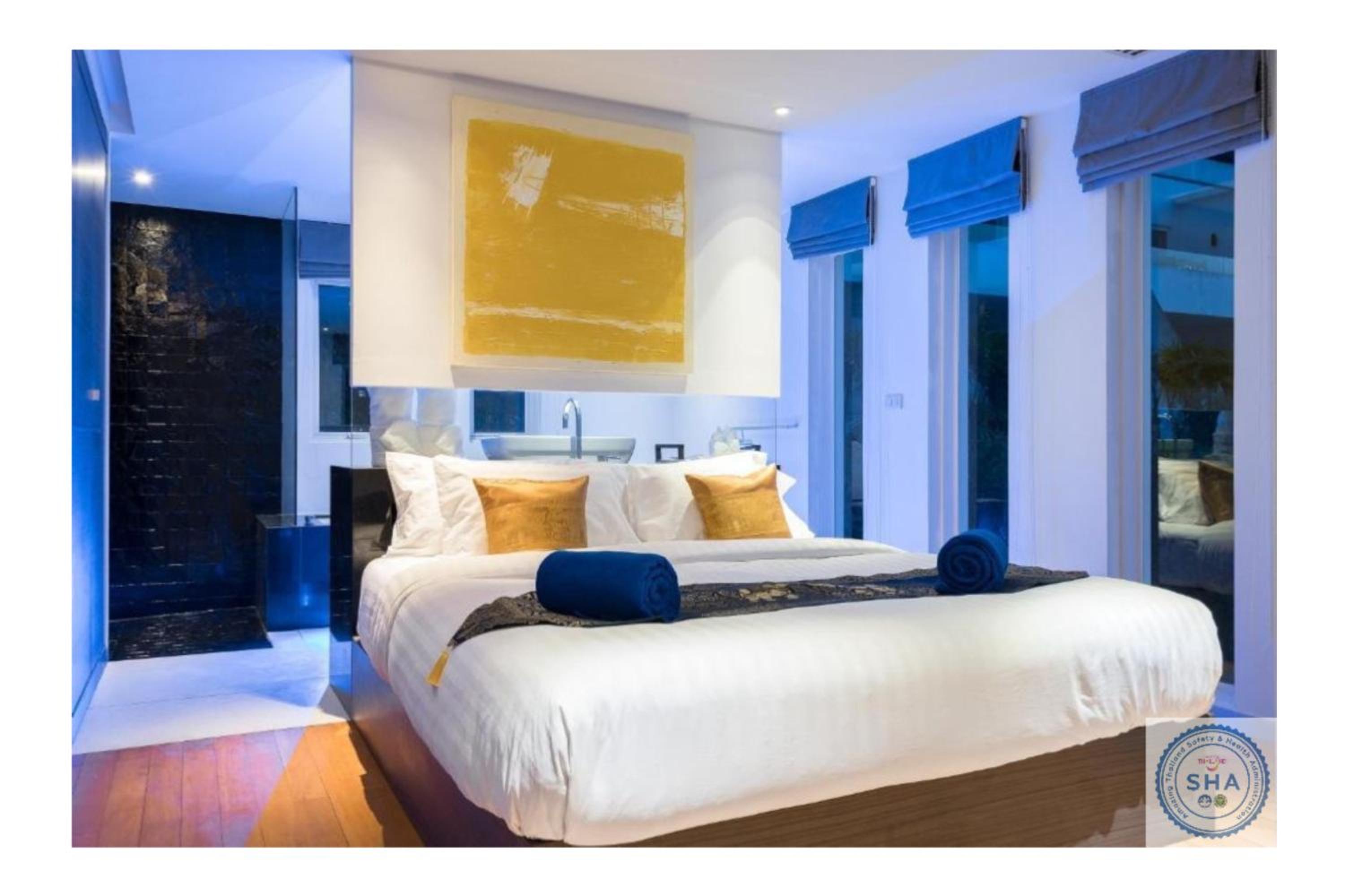 Deluxe Suite with Sea View - Photo 15