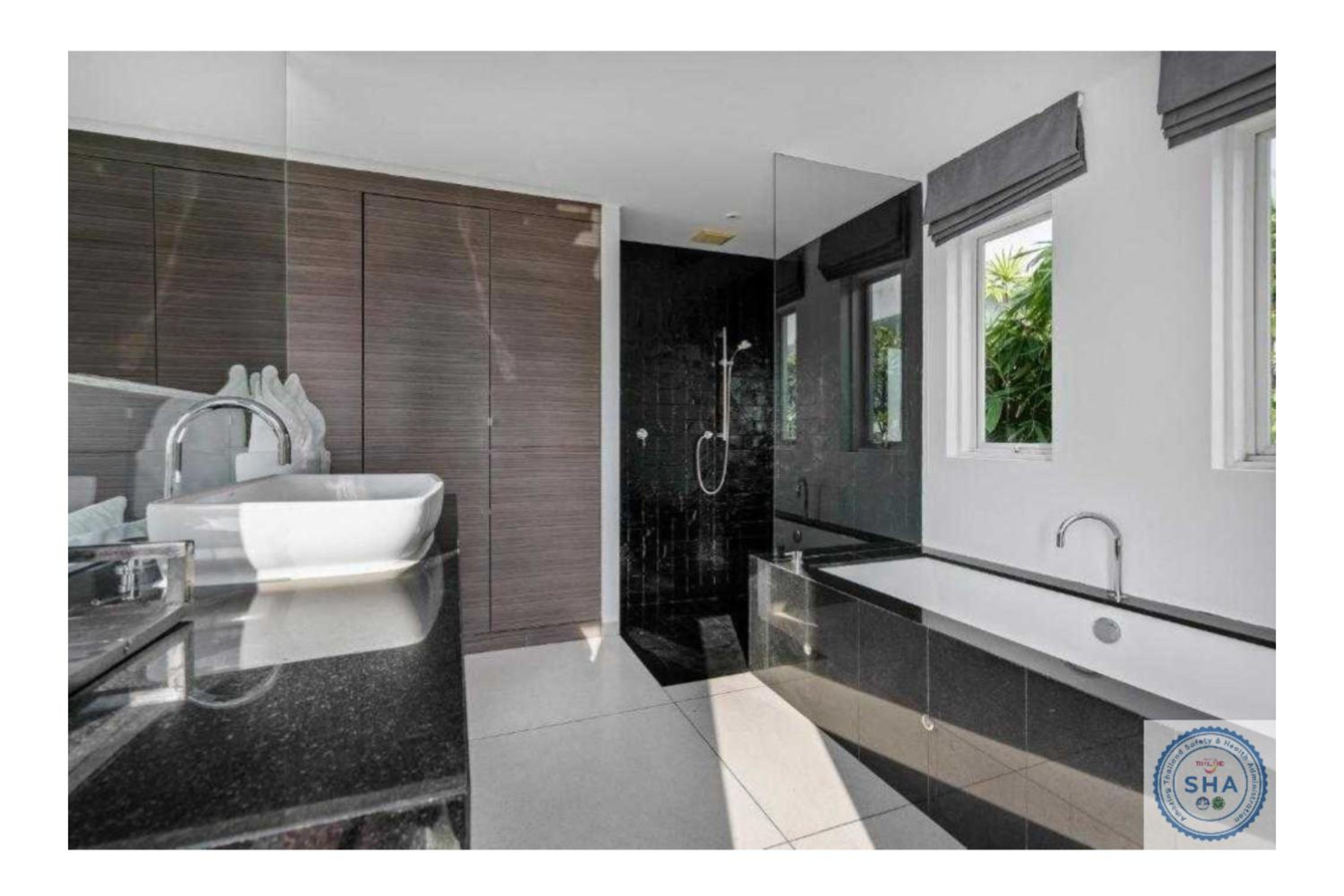 Deluxe Suite with Sea View - Photo 36