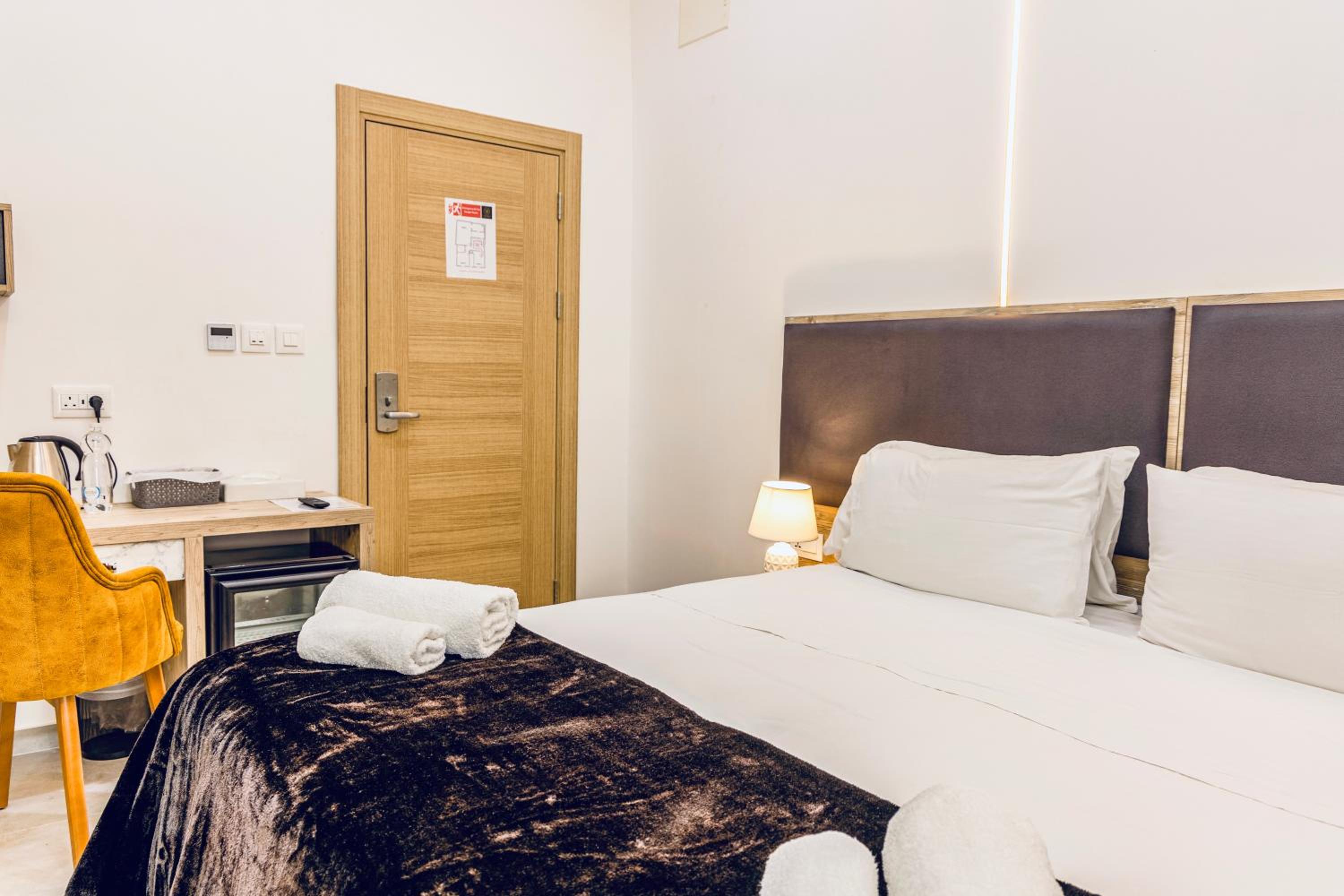 Deluxe Double Room with Balcony photo 1