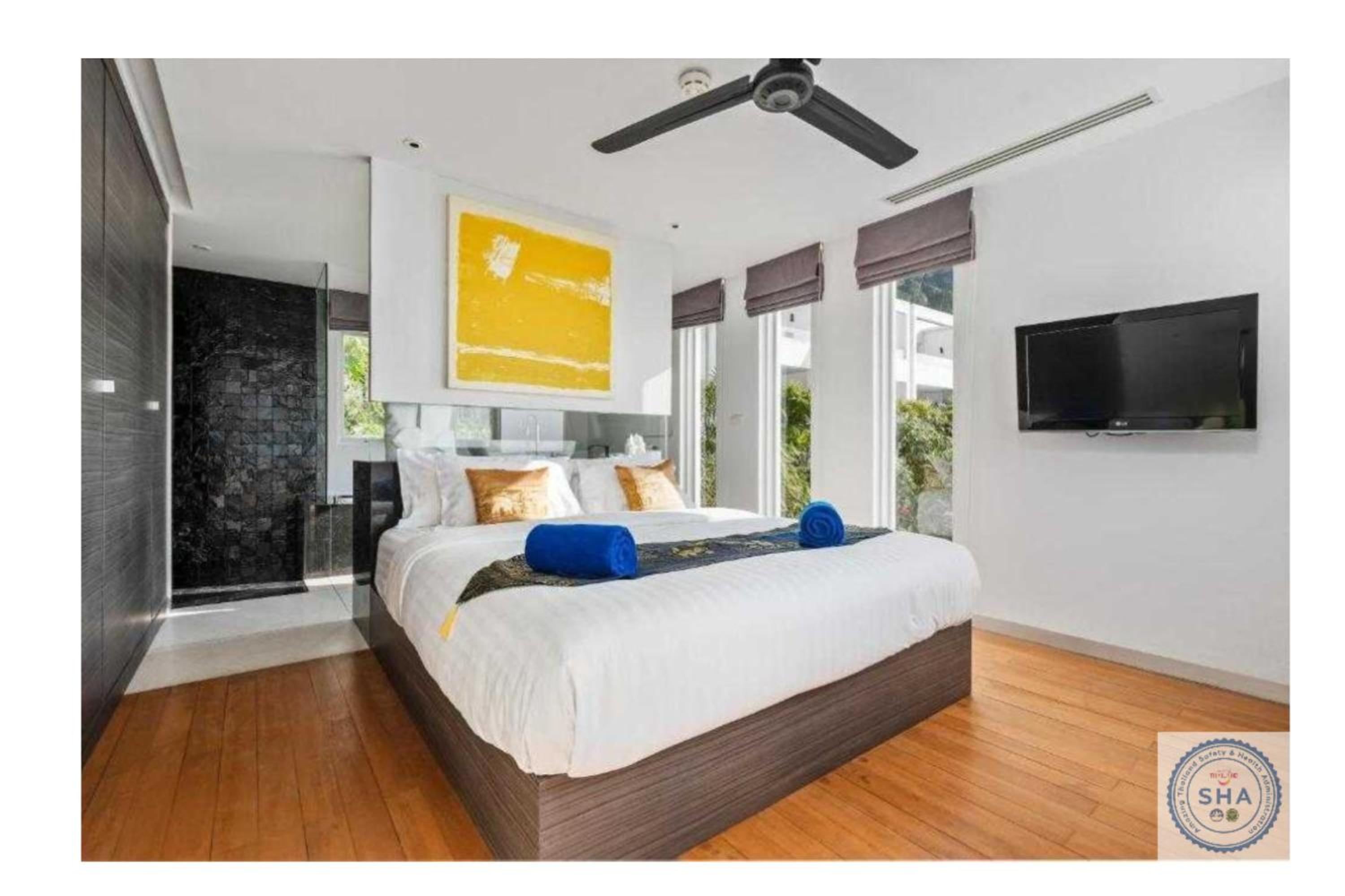 Deluxe Suite with Sea View - Photo 12