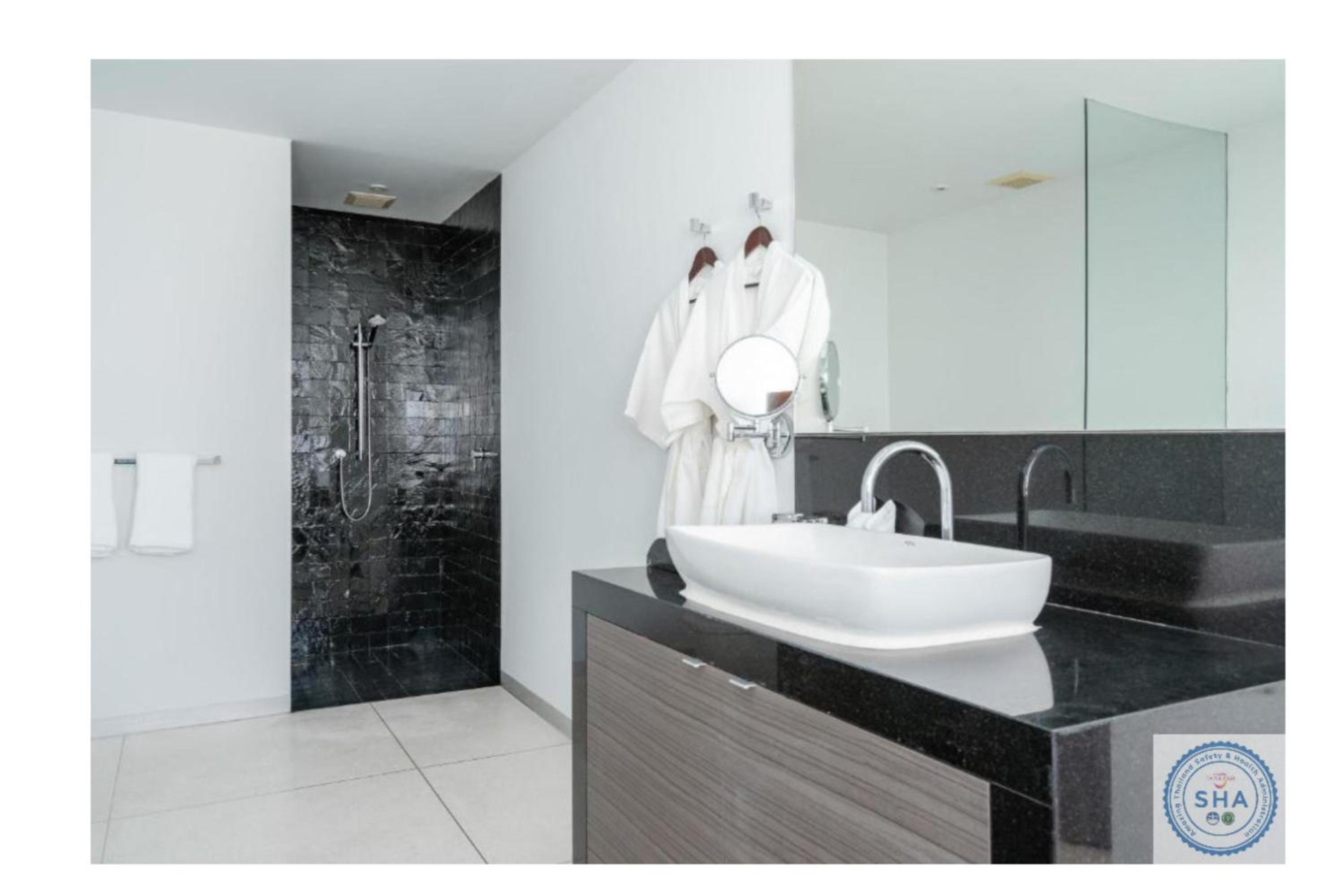 Deluxe Suite with Sea View - Photo 11