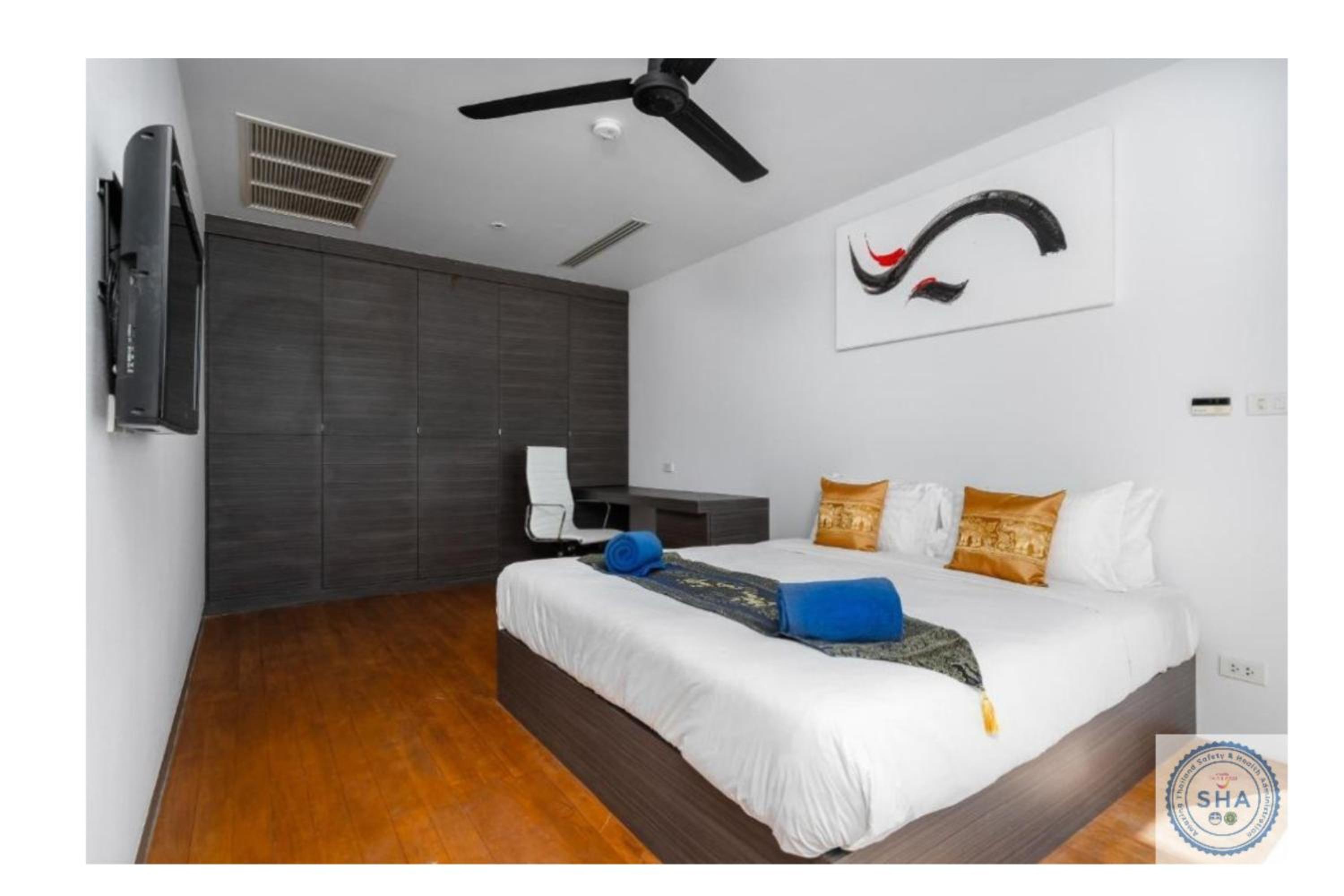 Deluxe Suite with Sea View - Photo 31