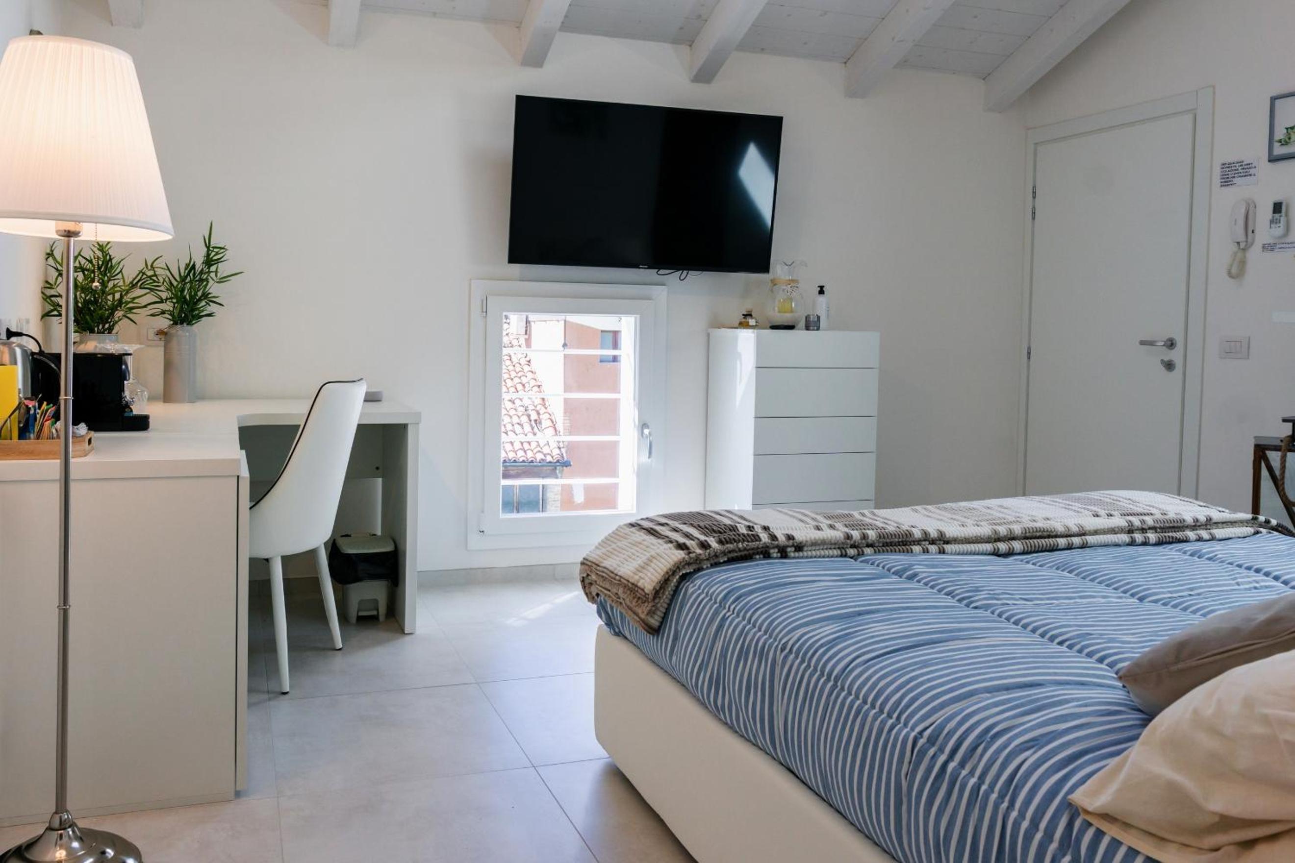 Deluxe Double Room - Photo 15